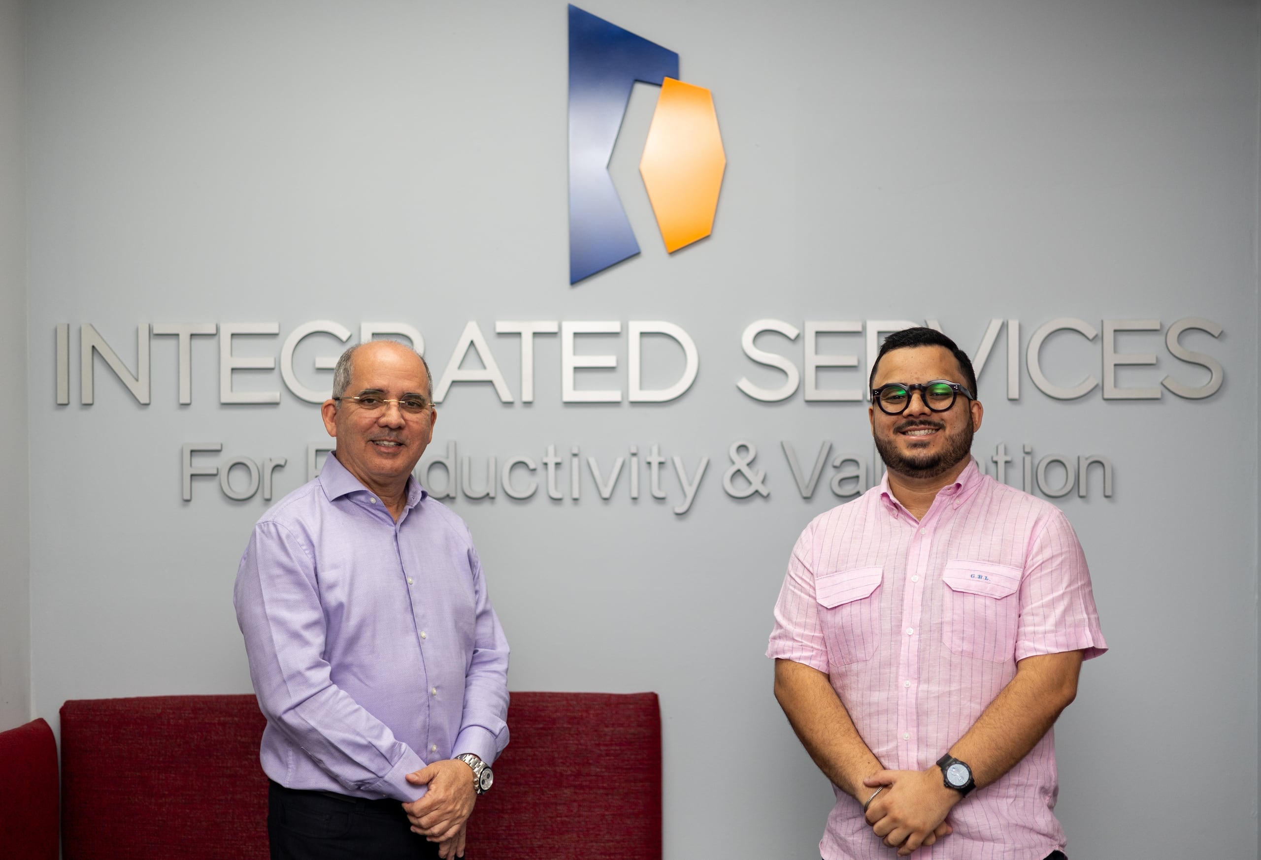 Desde a izquierda, Miguel Ruiz Belvis (Talent Lead Acquisition), Gabriel Báez Lozada (Customer Support Specialist), Luis M. Báez Rodríguez (Founder and president), Aurialis Lozada Centeno (Chief Legal Counsel), Yesenia Figueroa Pérez (Validation Engineer) y Shamir Quiñones Dueño (Instrument Technician). No aparece en la foto: Rosa Hernández García (administradora de la oficina).