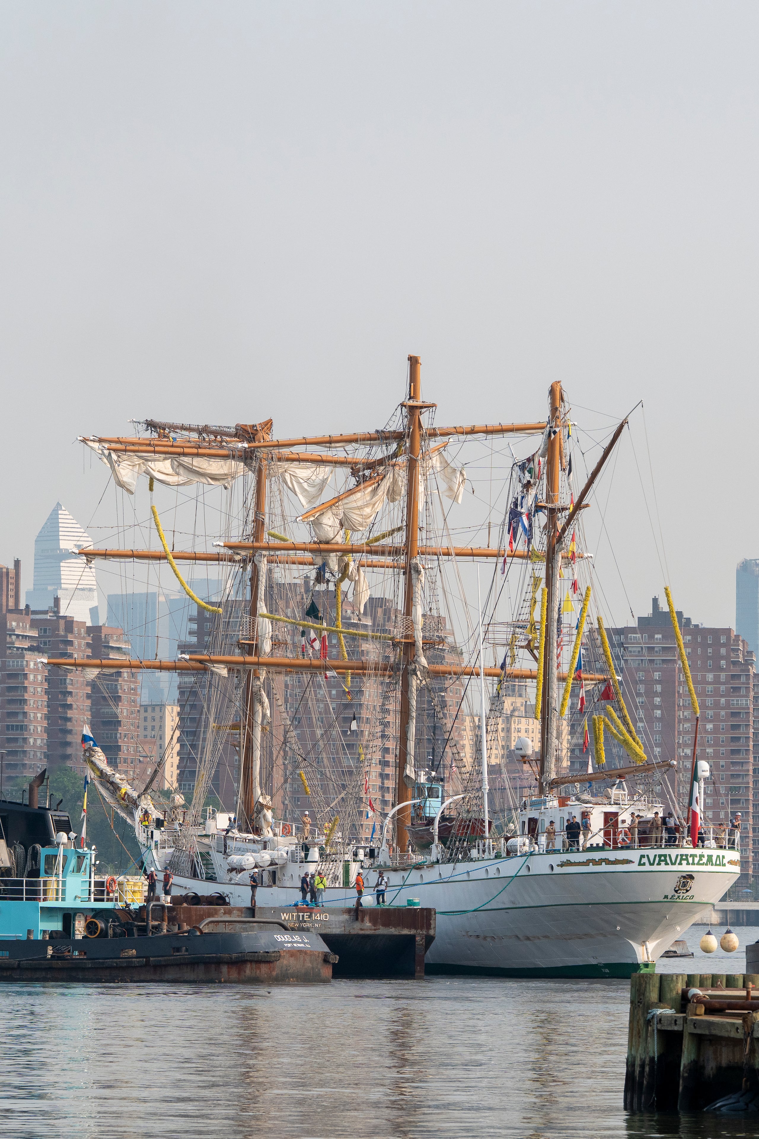 El Cuauhtémoc fue remolcado por un barco de la empresa DonJon Marine, especializada en este tipo de trabajos.