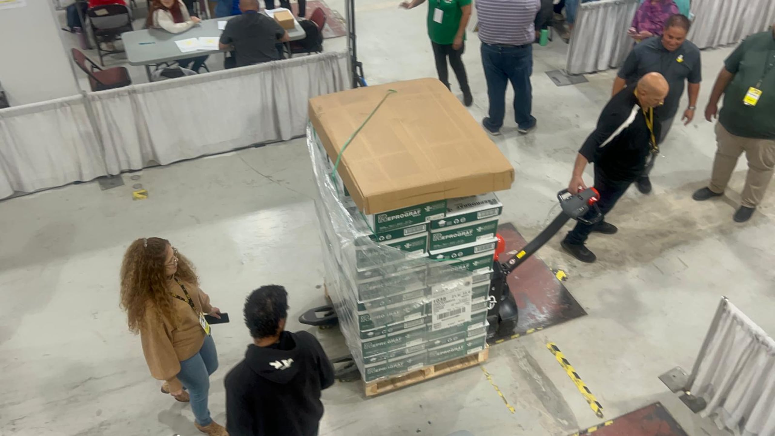 En las 60 mesas, habrá un mínimo de tres maletines.