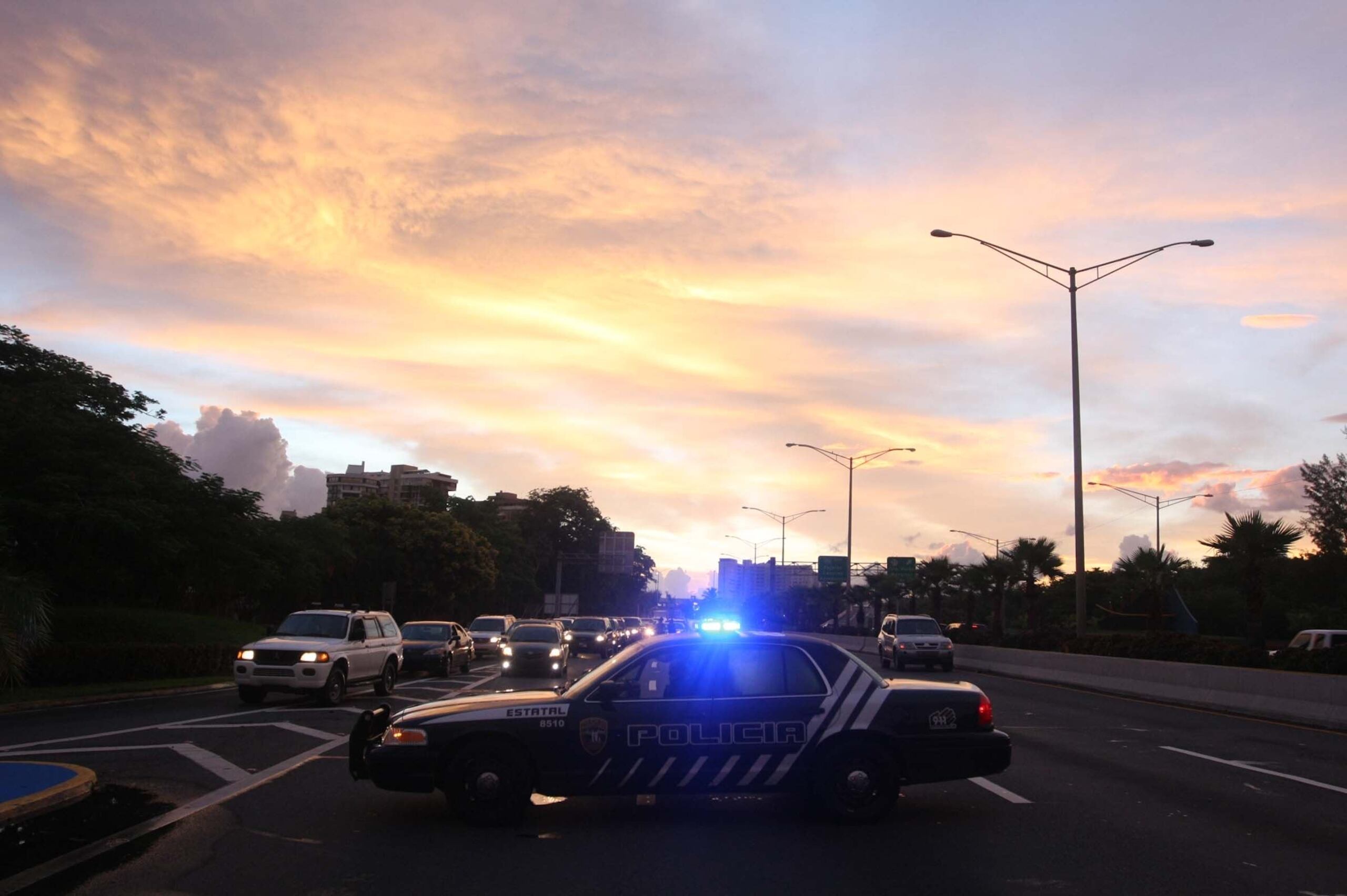Una patrulla de la Policía detiene el tránsito en una vía. (GFR Media)