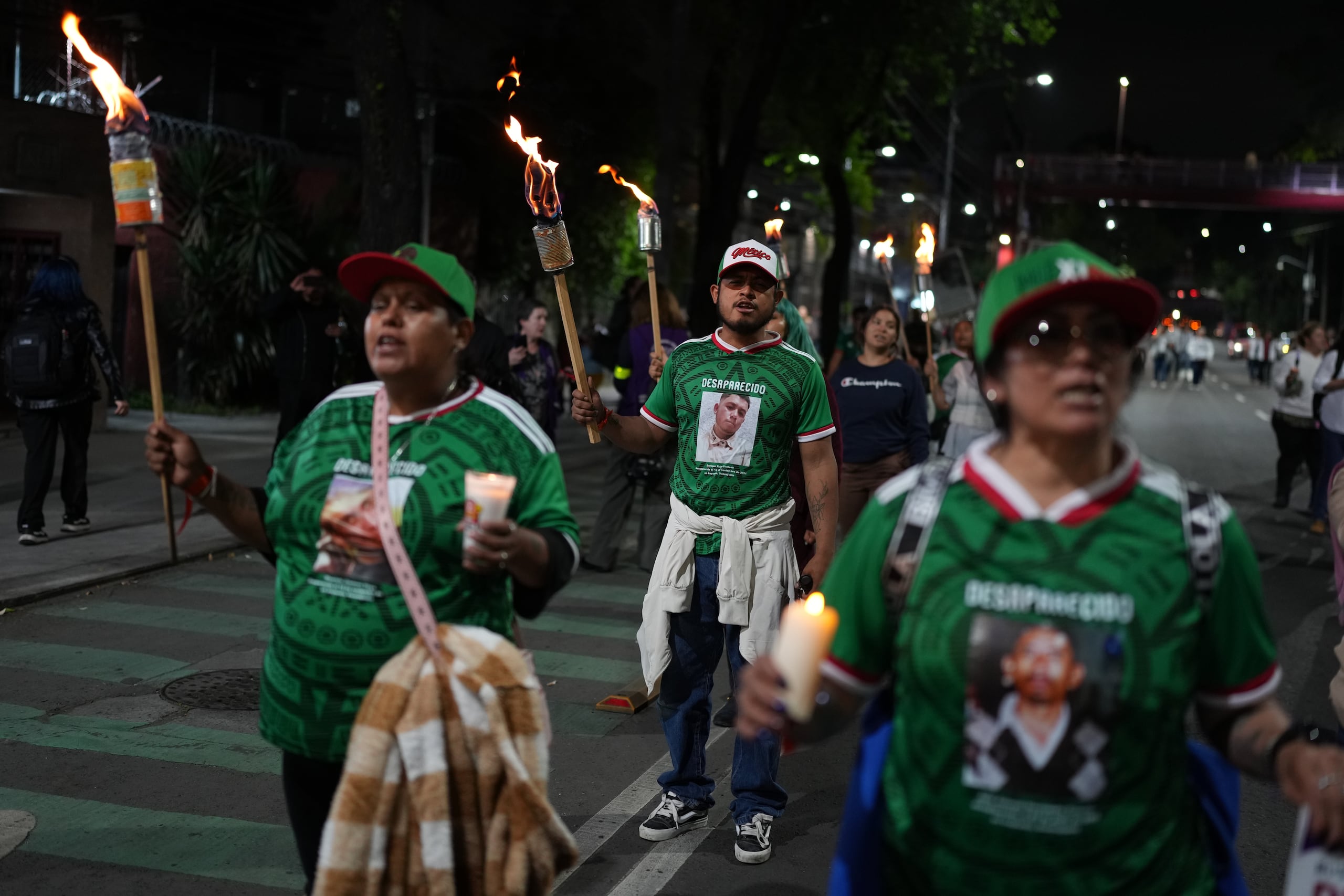 Parientes de personas desaparecidas marchan hacia el Estadio Azteca el miércoles 10 de junio de 2026, un día antes de la inauguración del Mundial.
