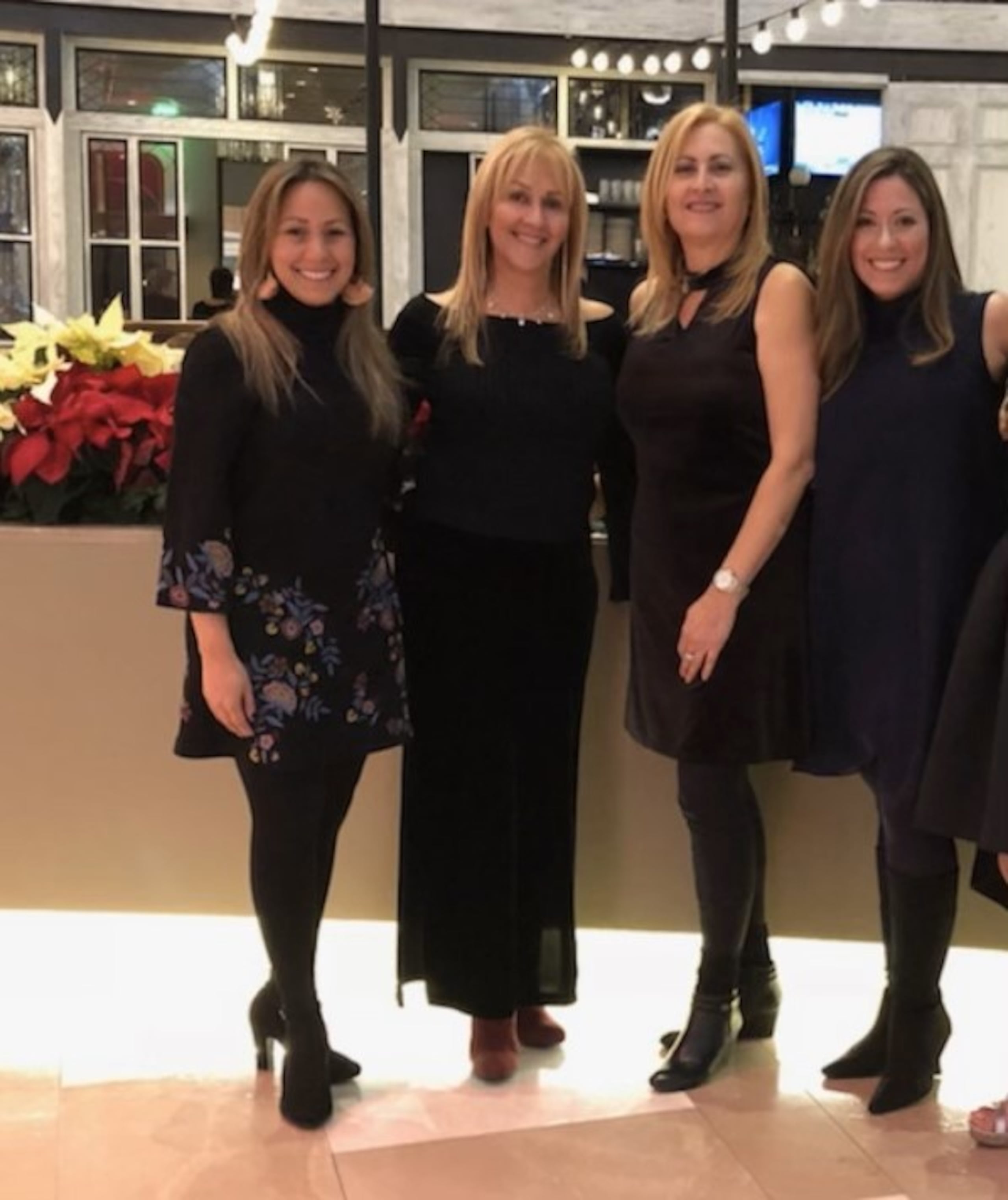 De izquierda a derecha: Maricarmen (hija), la paciente, Carmen (hermana) y Zaidy (hija).