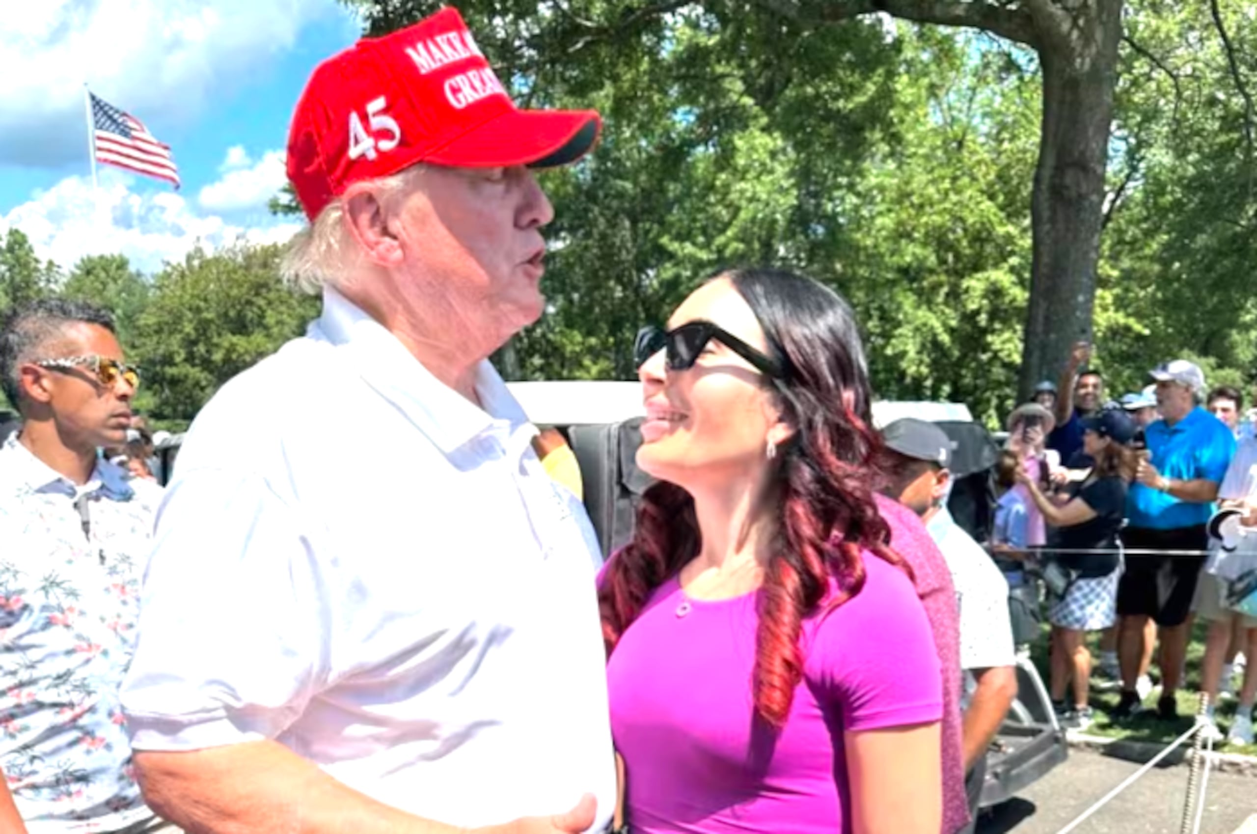El expresidente y candidato al Partido Republicano por la presidencia de Estados Unidos, Donald Trump, acompañado de Laura Loomer.