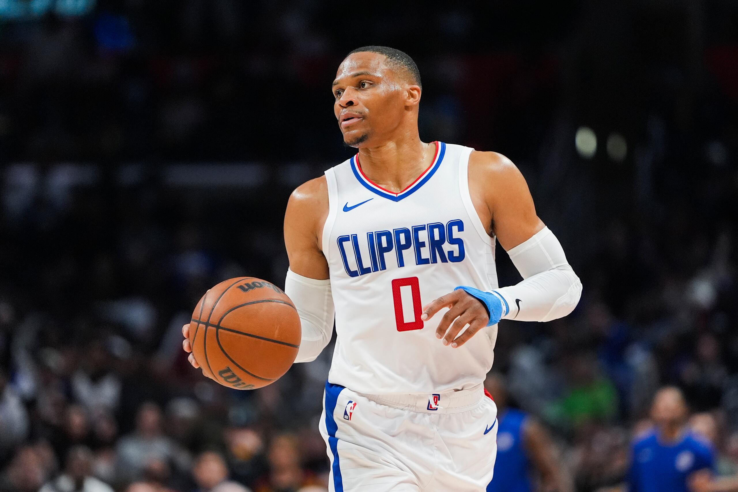 Russell Westbrook, base de los Clippers de Los Ángeles, conduce el balón en el partido del 7 de abril de 2024, ante los Cavaliers de Cleveland.