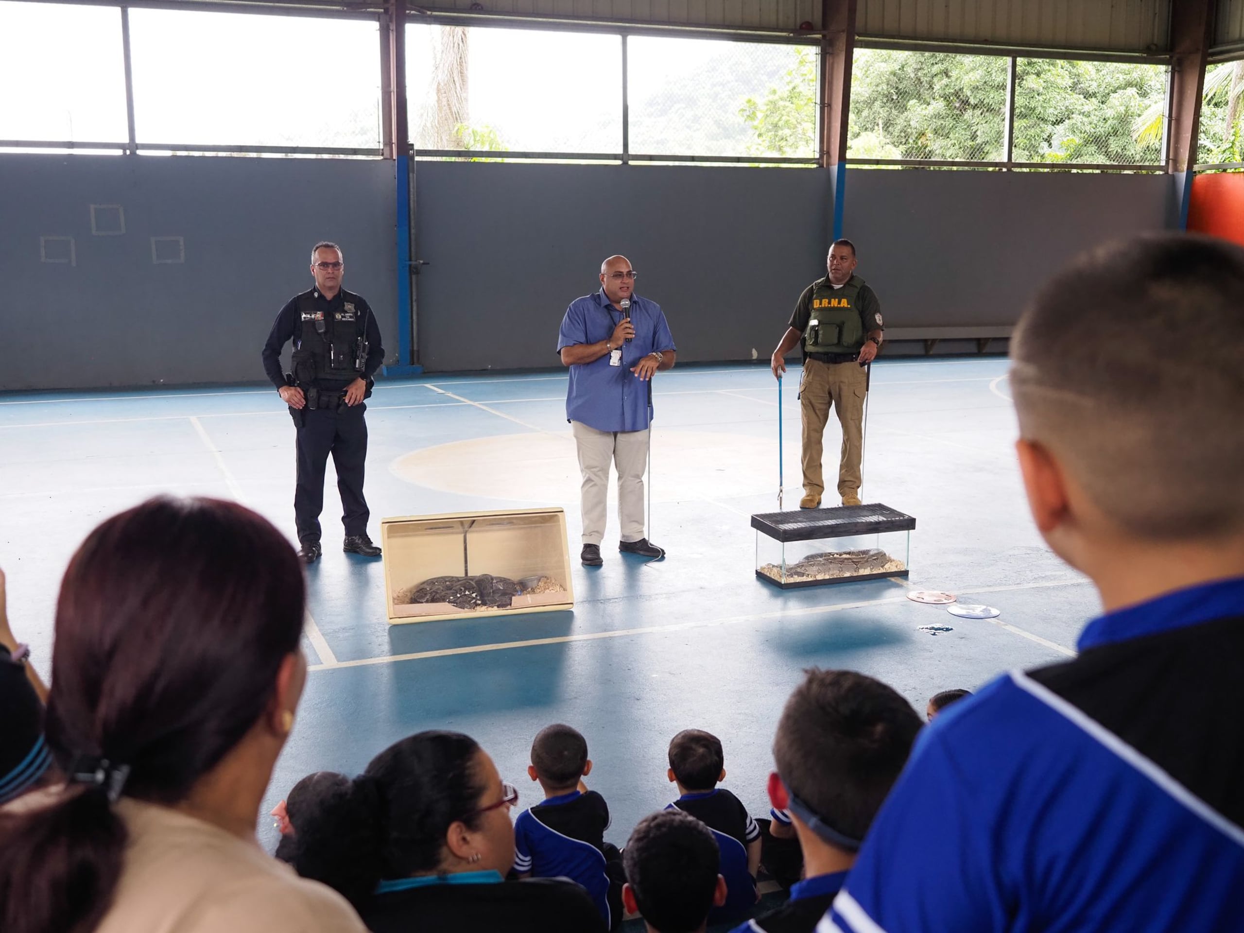 Personal llegó a las escuelas Mercedes Rosado, Francisco Morales, Bernalda Robles y Silvestre Martínez.