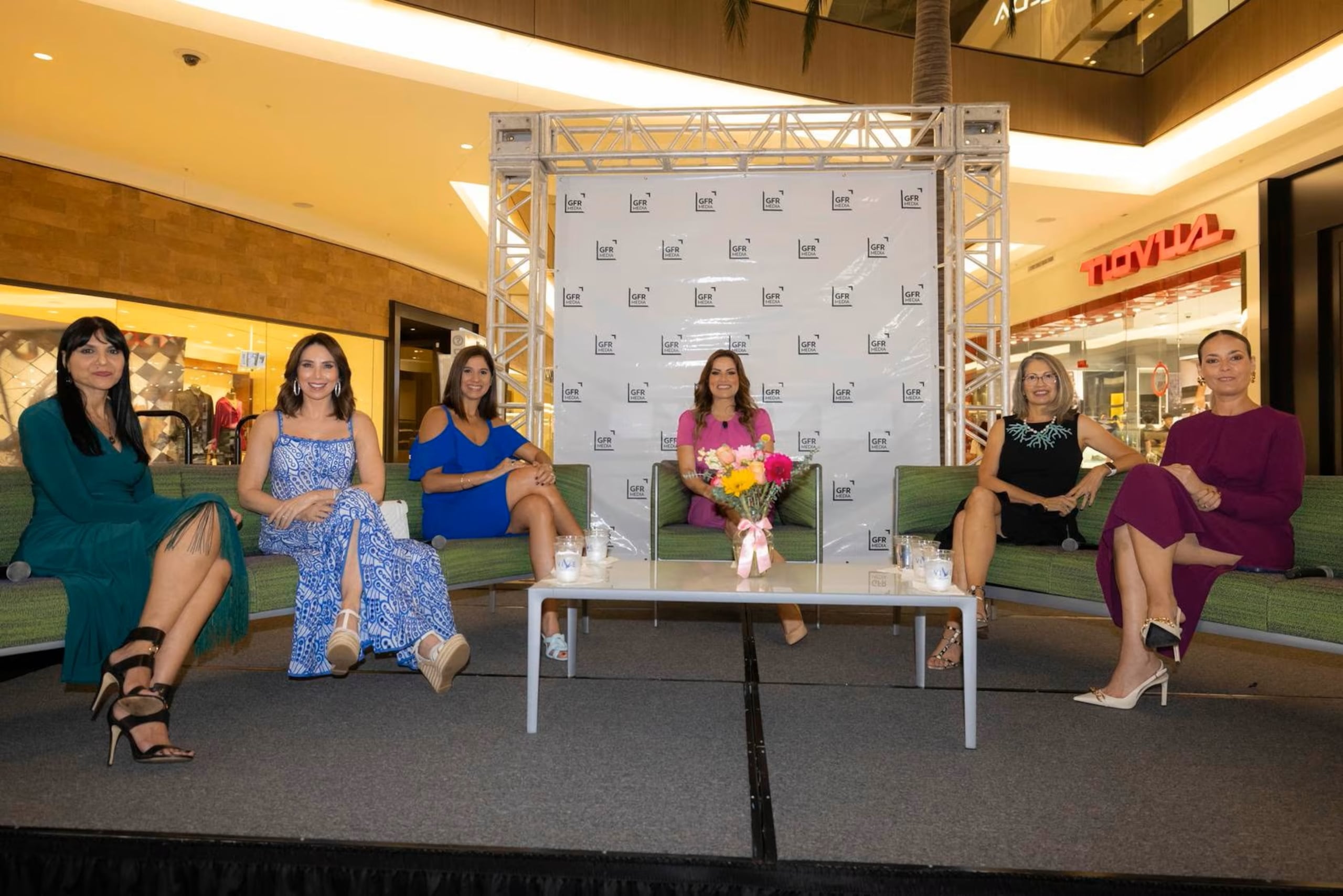 De izquierda a derecha, doctora Inés Hernández Roses, principal oficial médica de MCS; Laura Posada, coach de la menopausia, empresaria y escritora; doctora Keimarie Méndez, ginecóloga obstetra del Hospital Metropolitano; Shanira Blanco, moderadora; doctora María Calixta Ortiz, epidemióloga y neurocoach en salud y bienestar personal y profesional; y Josie Edmée Arroyo, educadora en sexualidad y colaboradora de El Nuevo Día.