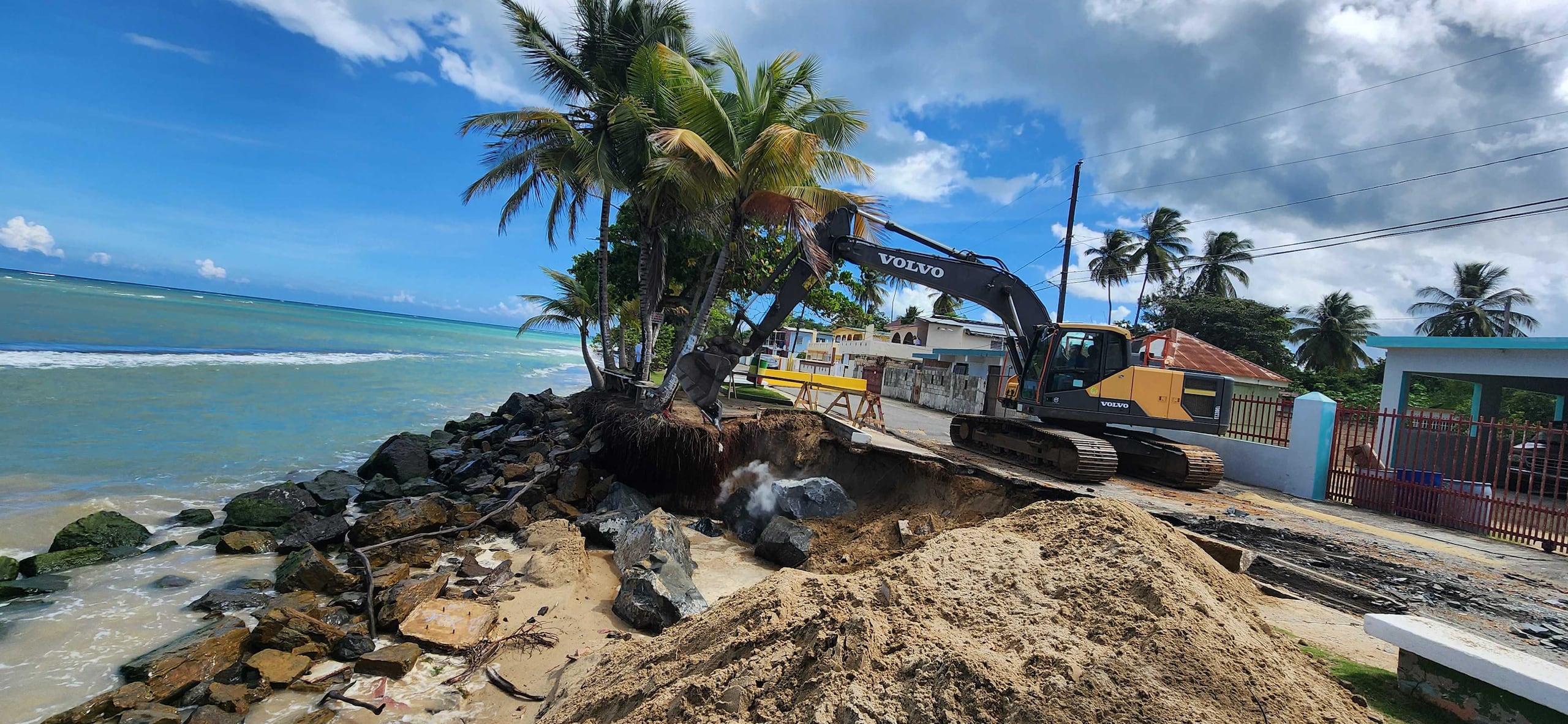 Trabajos en Loíza contra la erosión costera.