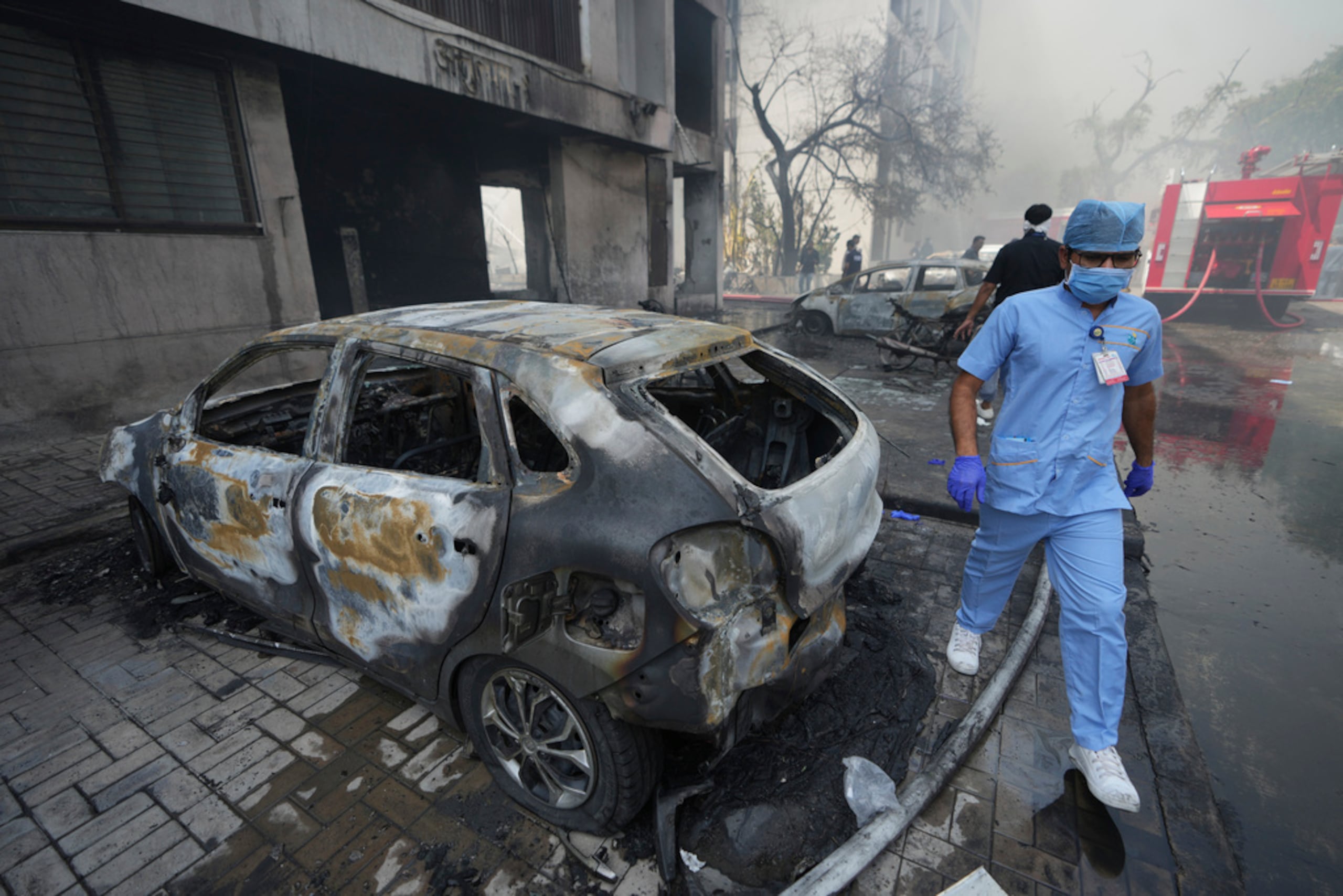 Personal trabaja en las proximidades del sitio del accidente aéreo ocurrido en Ahmedabad, ciudad del noroeste de la India, en el estado de Gujarat, el jueves 12 de junio de 2025.