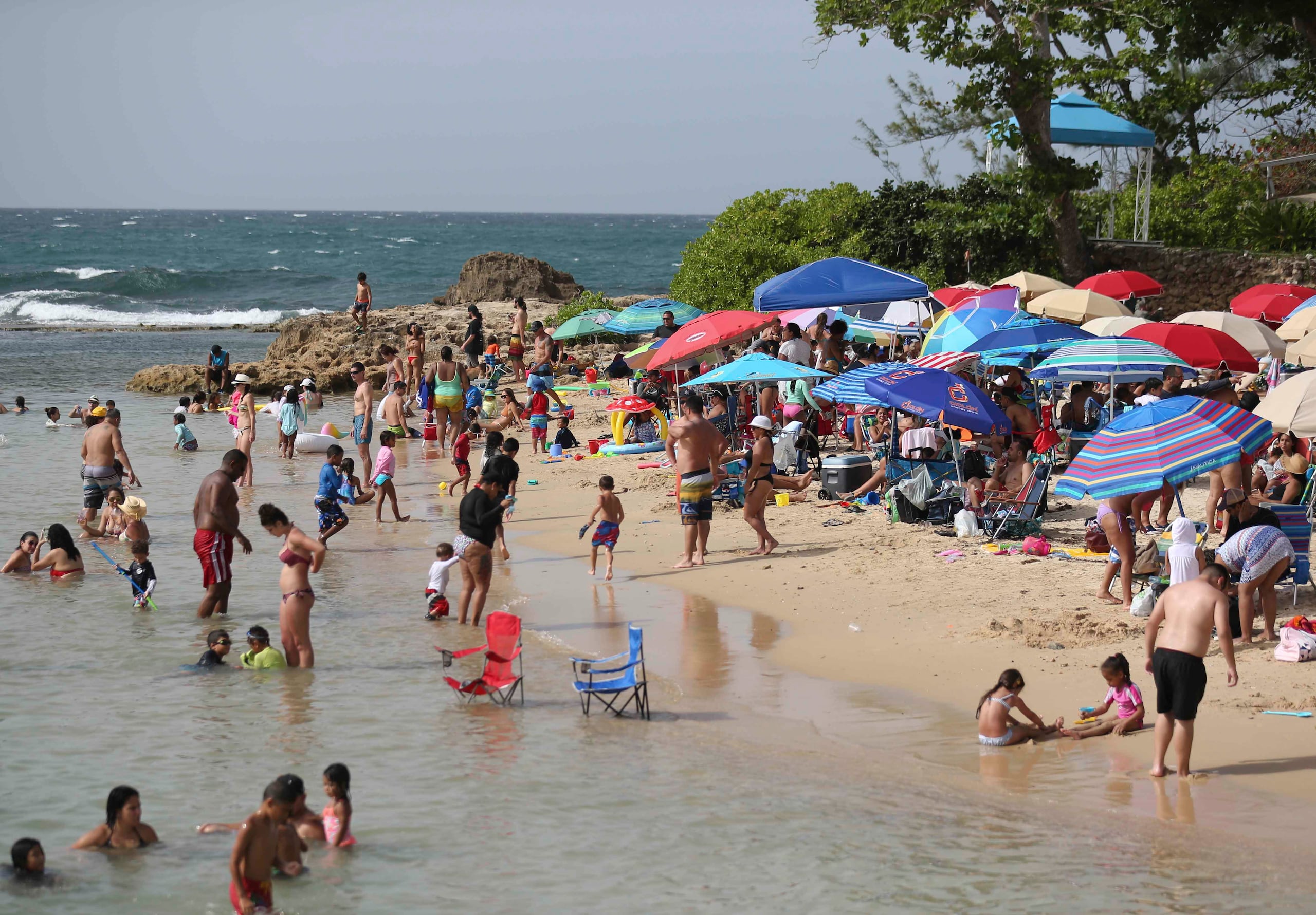 Miles de personas abarrotaron las playas de San Juan durante el 4 de julio.