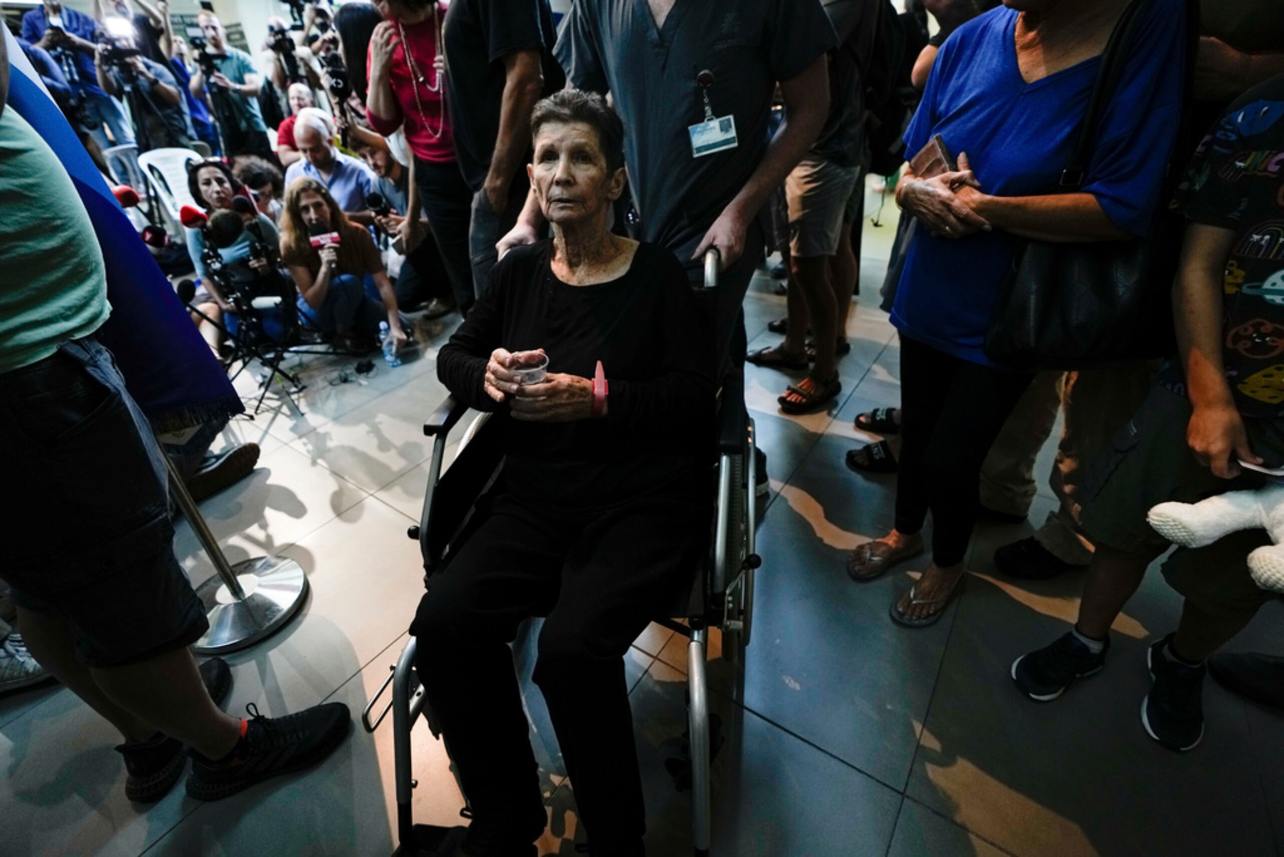 “Me llevaron, con las piernas en un lado y la cabeza en otro, en motocicleta”, narró Yochved Lifshitz sentada en una silla de ruedas durante su comparecencia ante los medios, donde aseguró que cuando era transportada a Gaza sus secuestradores la golpearon con palos.