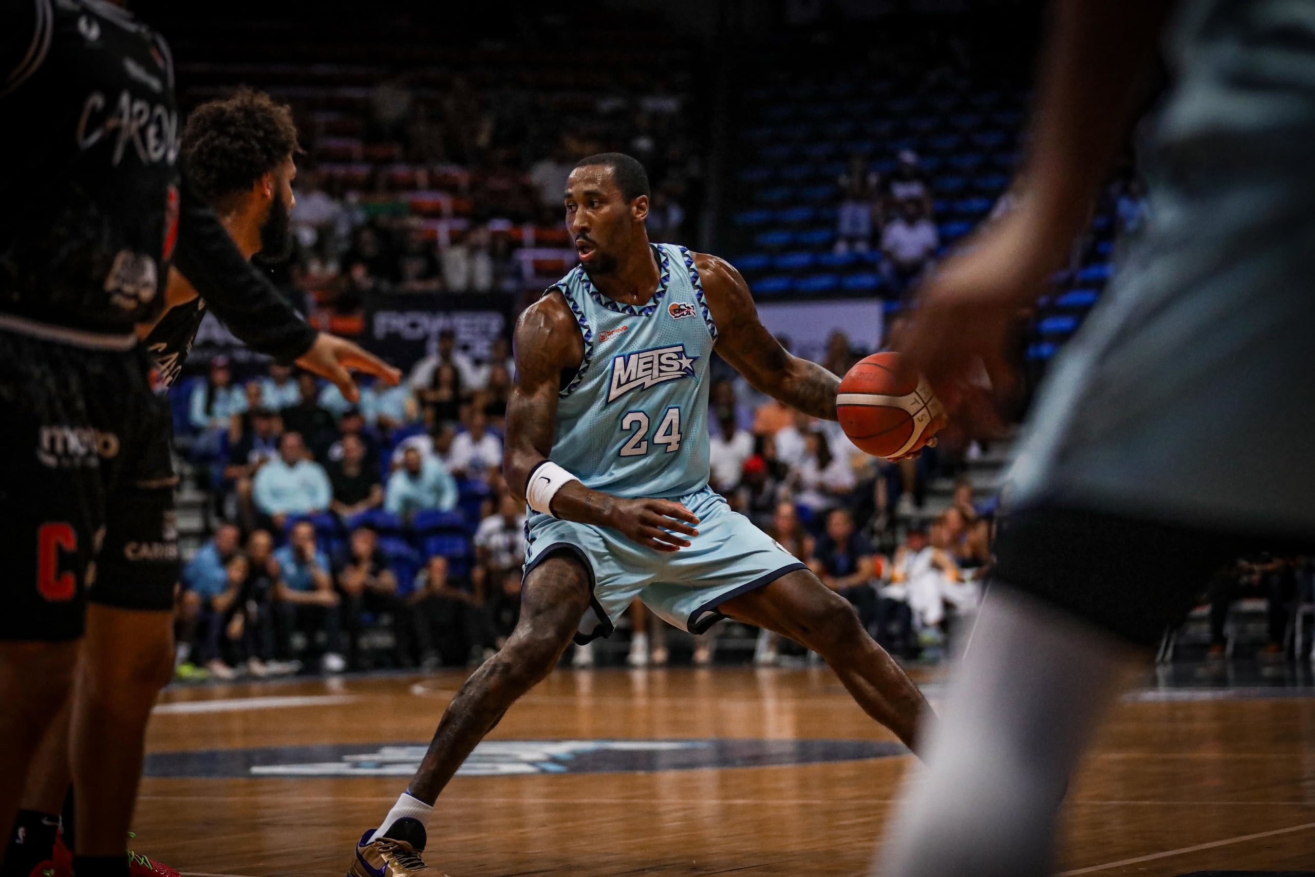 Rondae Hollis-Jefferson lideró la ofensiva de los Mets frente a los Gigantes.