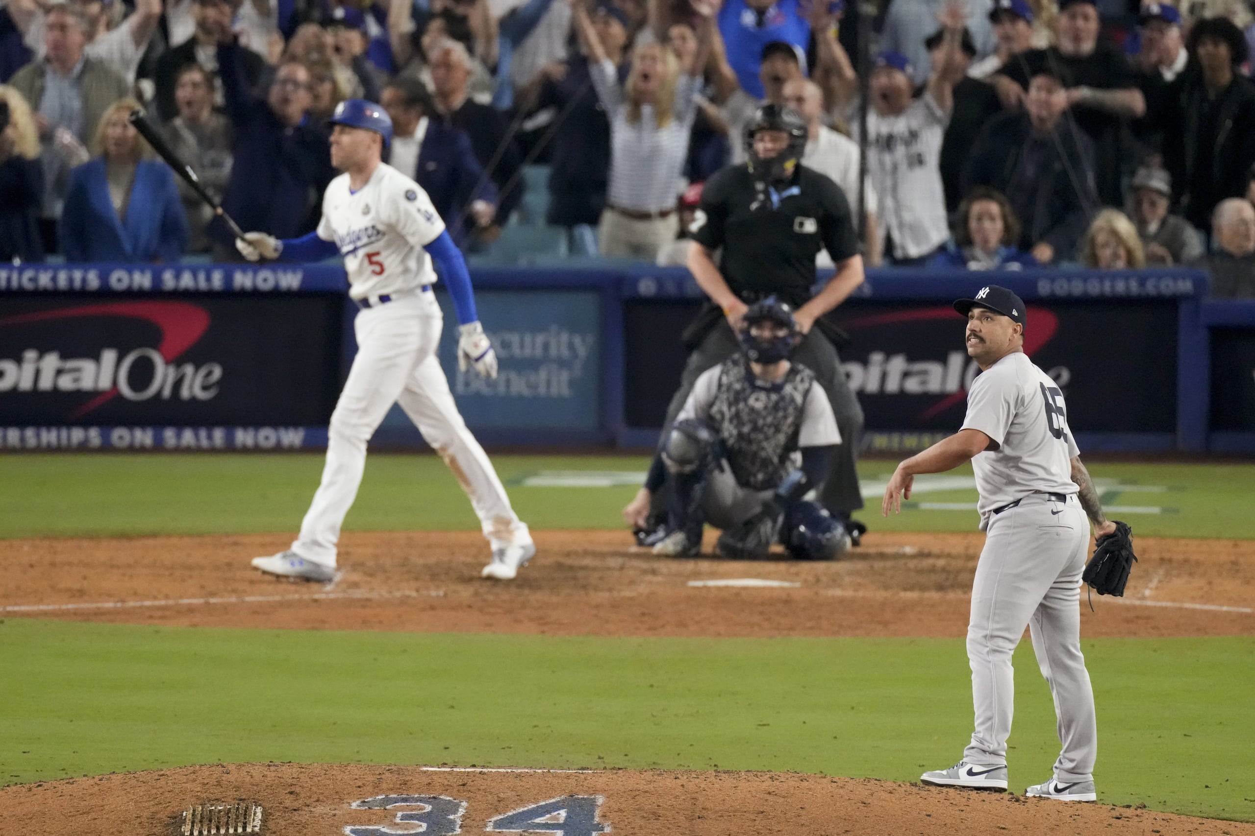 Nestor Cortés observa observa el cuadrangular con las bases llenas de Freddie Freeman en la décima entrada del primer juego de la Serie Mundial. Fue el primer grand slam en la historia conectado para terminar un juego de la Serie Mundial.