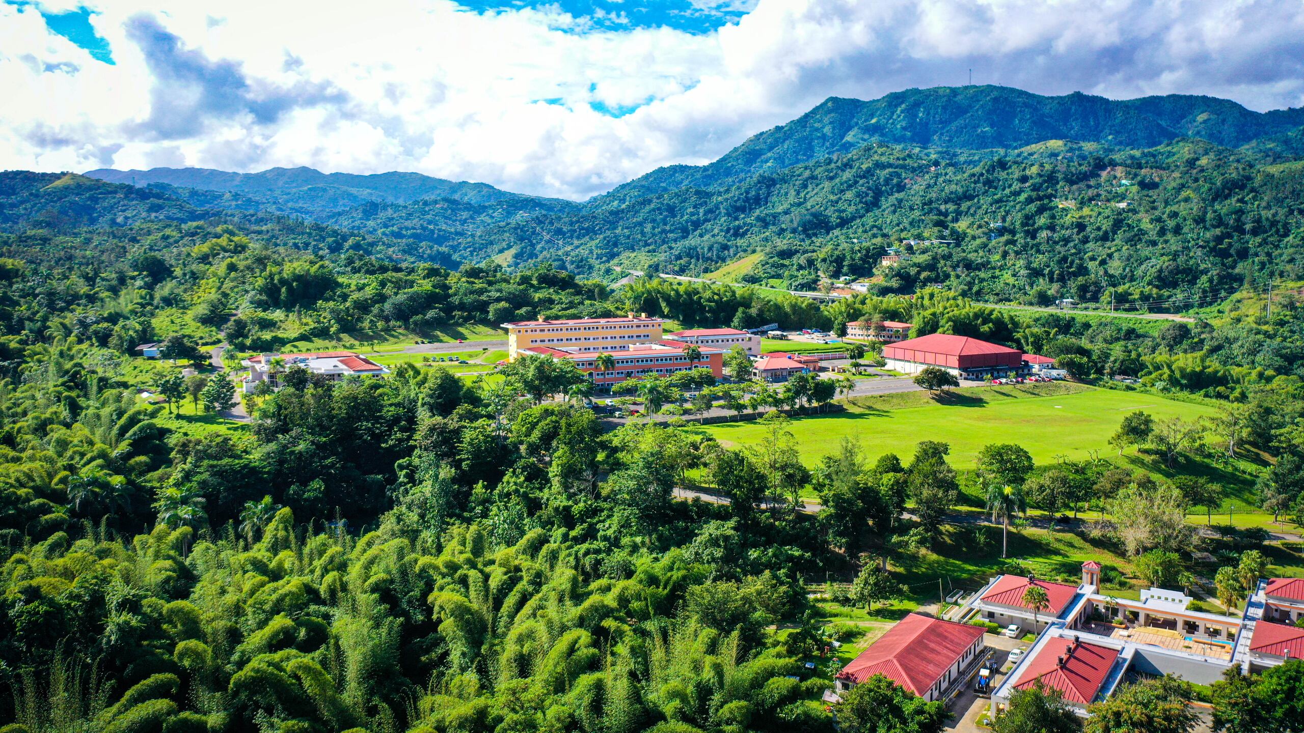 Vista panorámica del campus de la Universidad de Puerto Rico en Utuado y su extenso terreno.