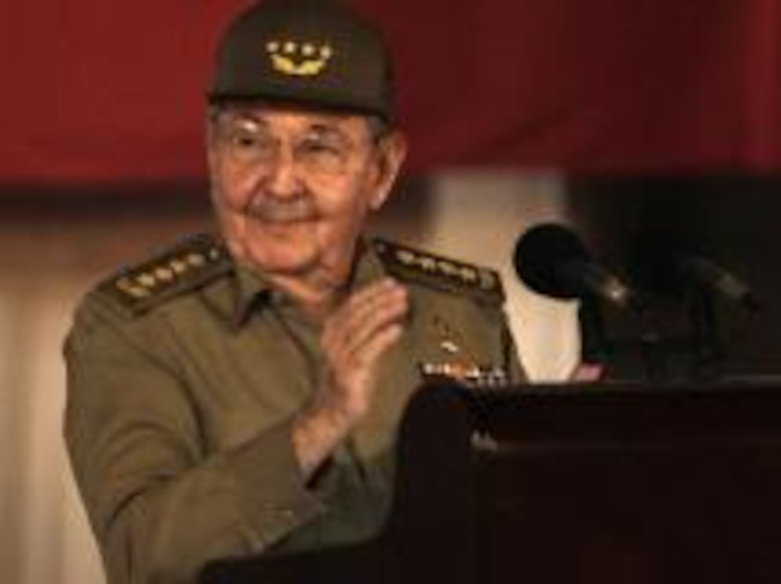 RAÚL CASTRO aplaude durante su alocución en la efemérides de la revolución castrista, escenificada en la plaza de Santiago. (ismael francisco/cubadebate/ap)