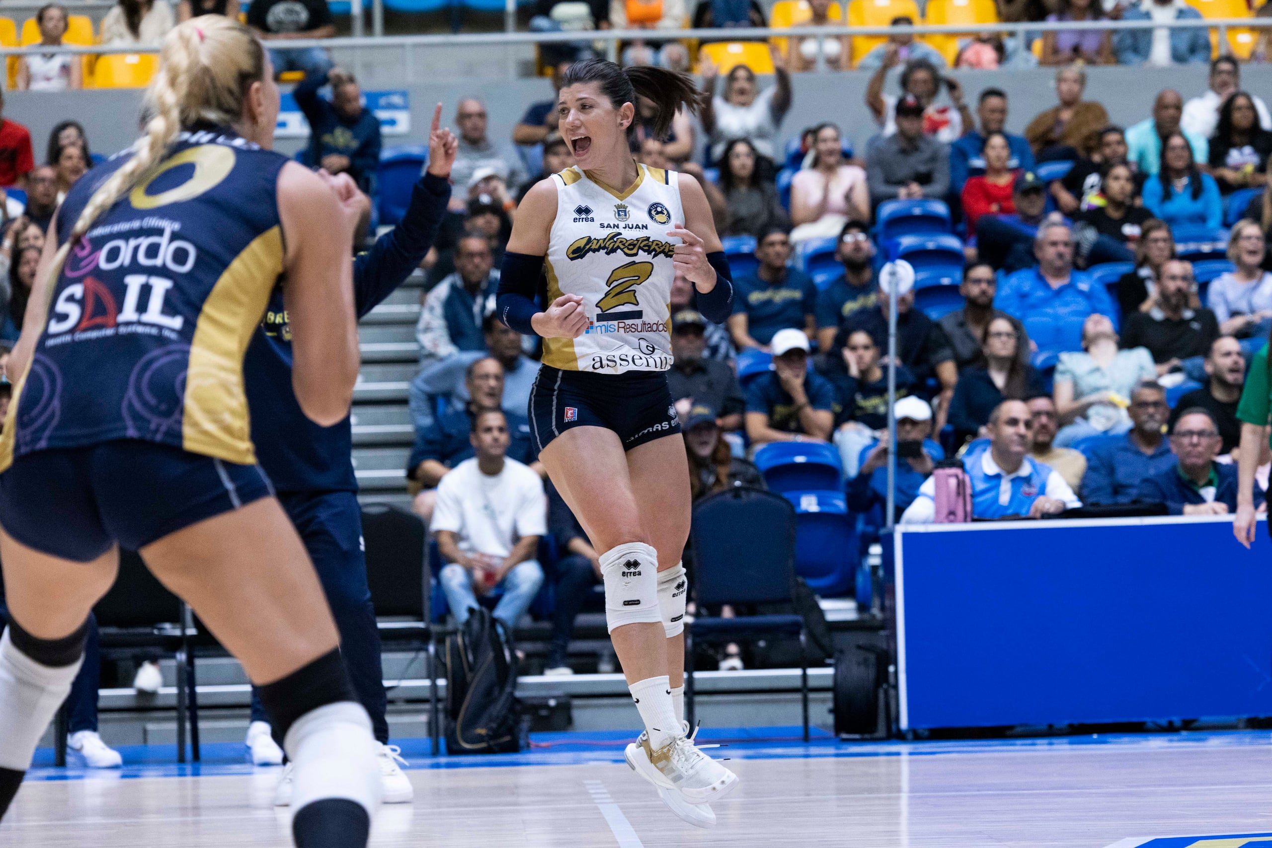 Debora Seilhamer, de las Cangrejeras de Santurce, celebra un punto en el cuarto juego de la serie final del Voleibol Superior, ganado eventualmente por las Cangrejeras que triunfaron 4-0 la etapa y conquistaron su primer campeonato como franquicia.