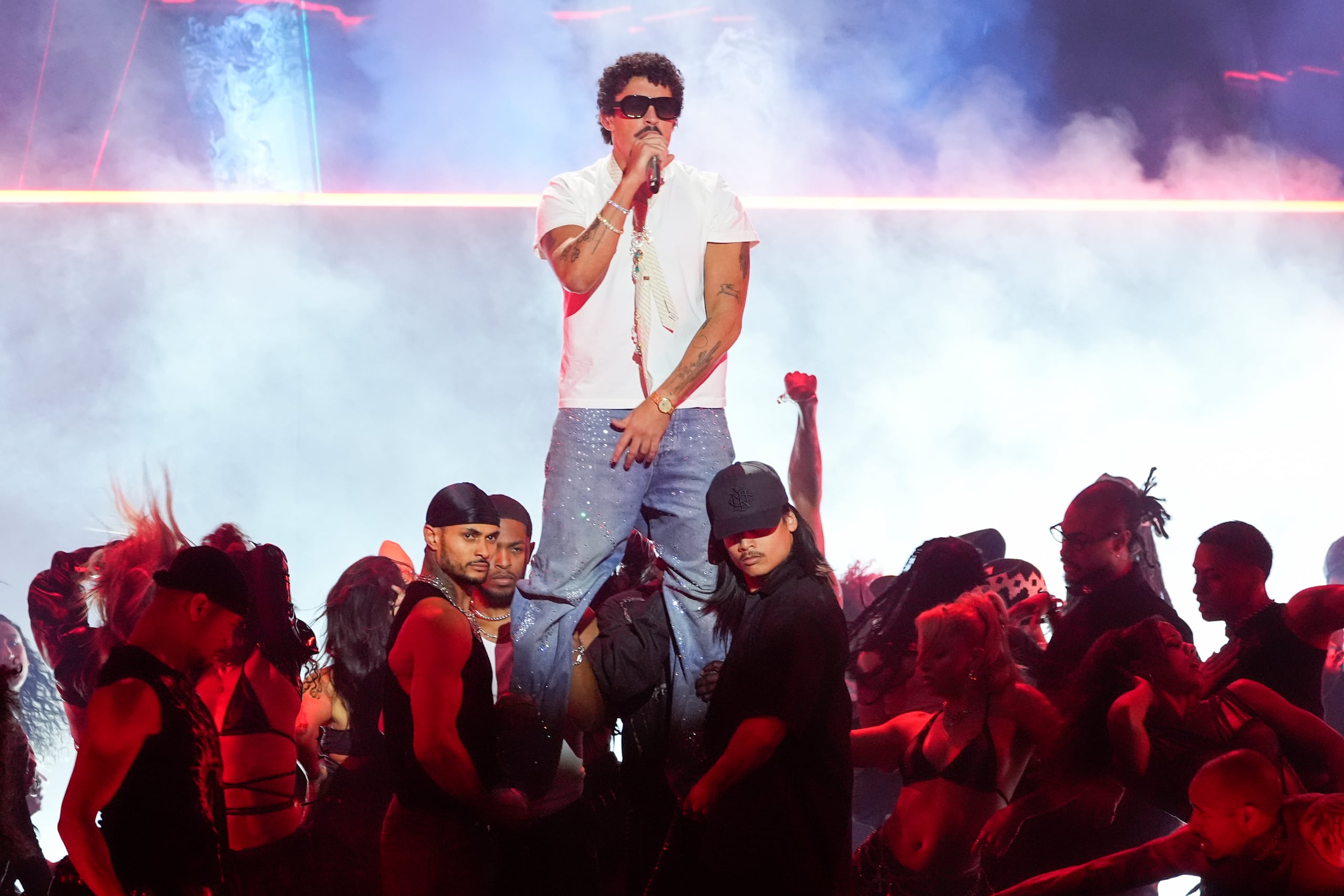 Bad Bunny lanza su más reciente video musical a meses de arrancar su residencia en el Choliseo.