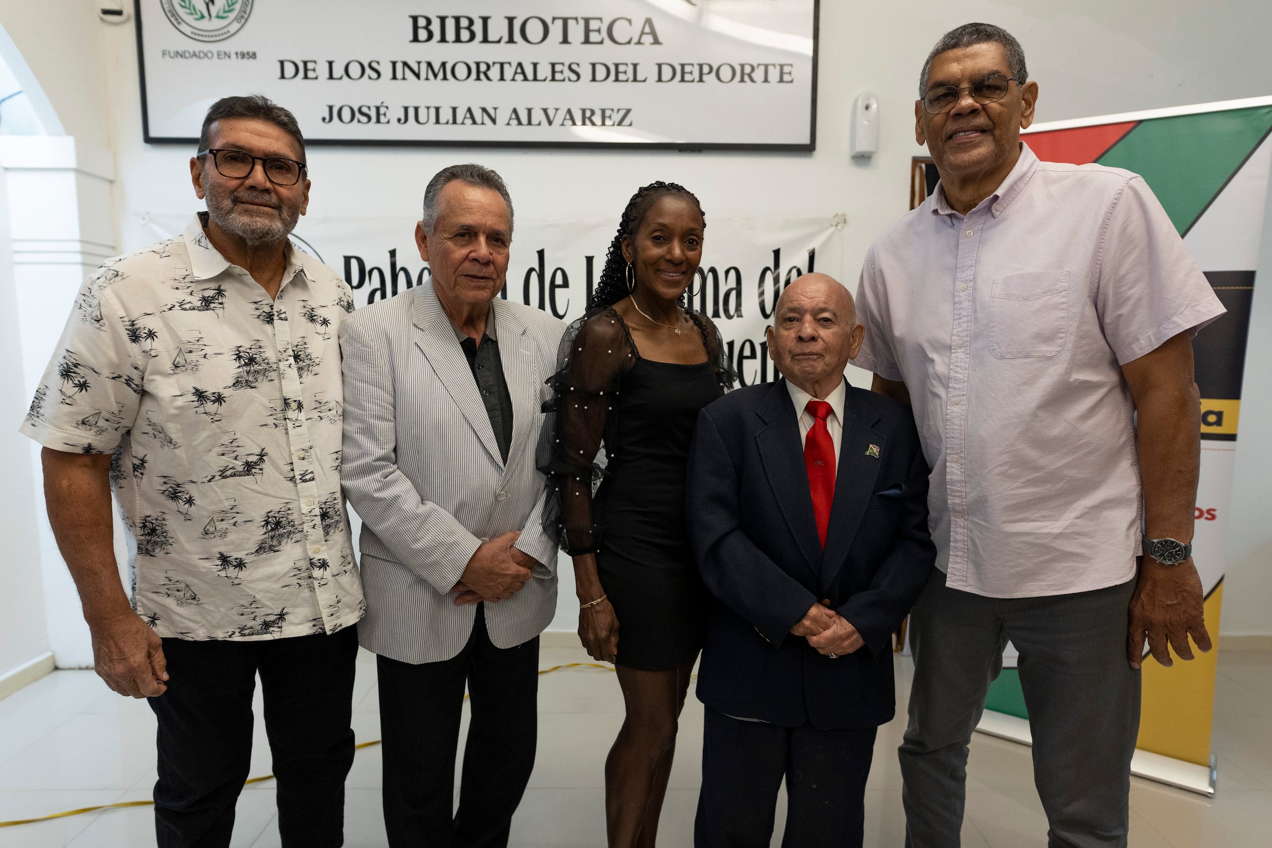 En la foto algunos de los exatletas que serán exaltados en febrero al Recinto de Inmortales de Deportes de la LAI. De izquierda a derecha Eugenio Guerra, hijo, en representación de su padre, Rafael “Rafy” Serrano Segarra, Marie Lande Mathiew, Fernando Luis Báez y Raymond Dalmau.
