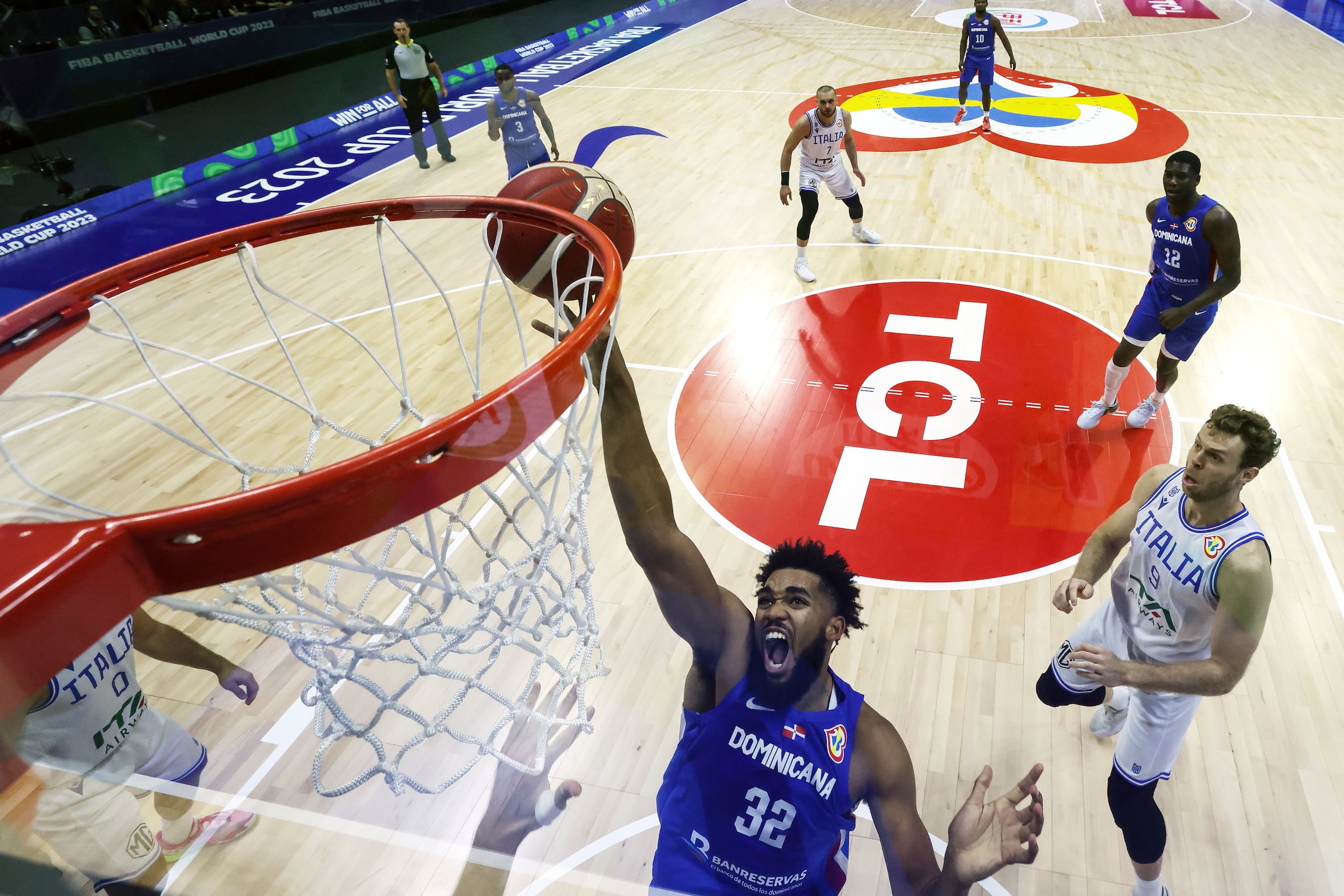 Karl-Anthony Towns (32), de la República Dominicana completa un canasto fácil ante Italia en la Copa Mundial.