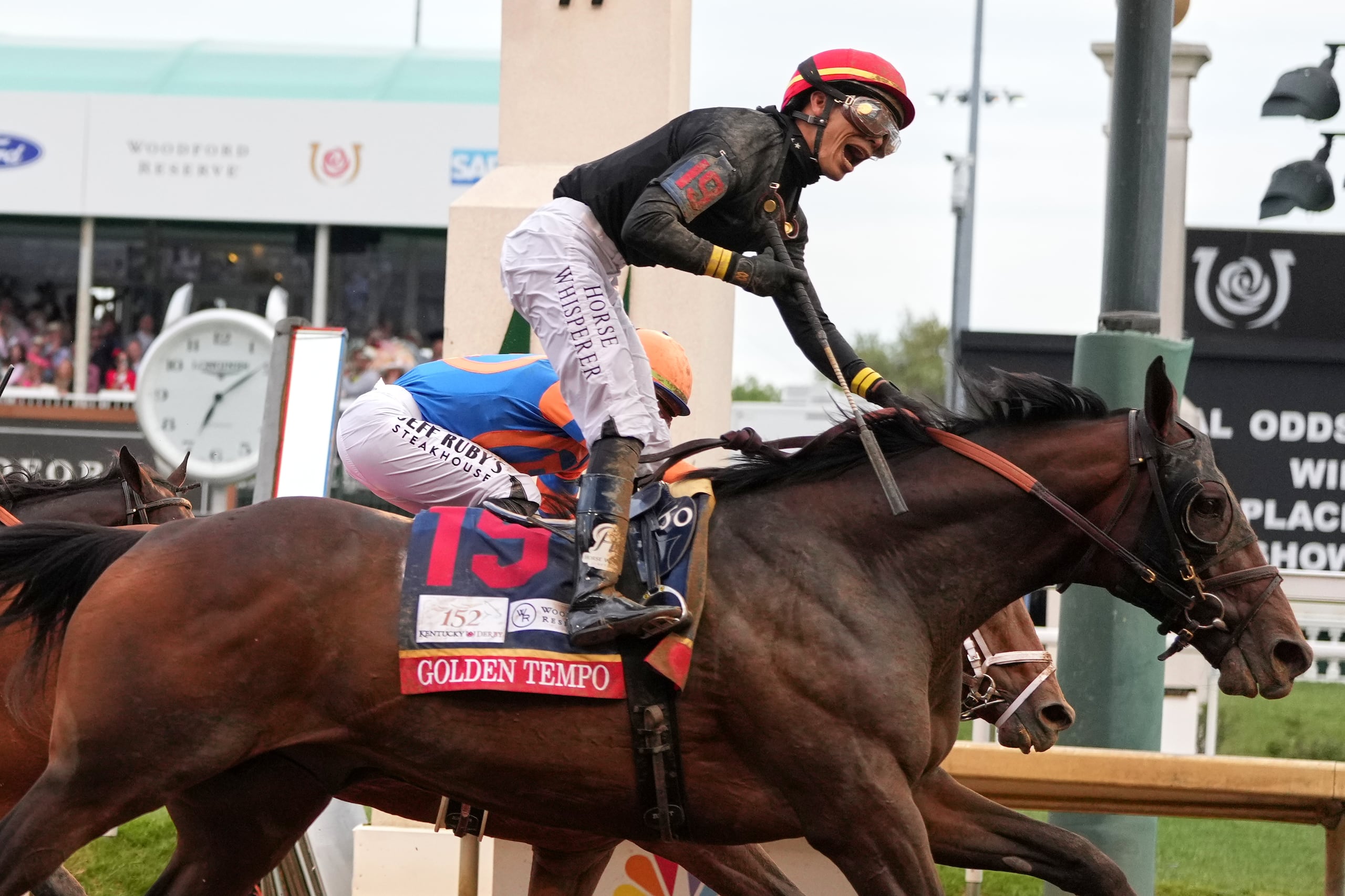 El puertorriqueño José Ortiz cabalgando a Golden Tempo en el Kentucky Derby.
