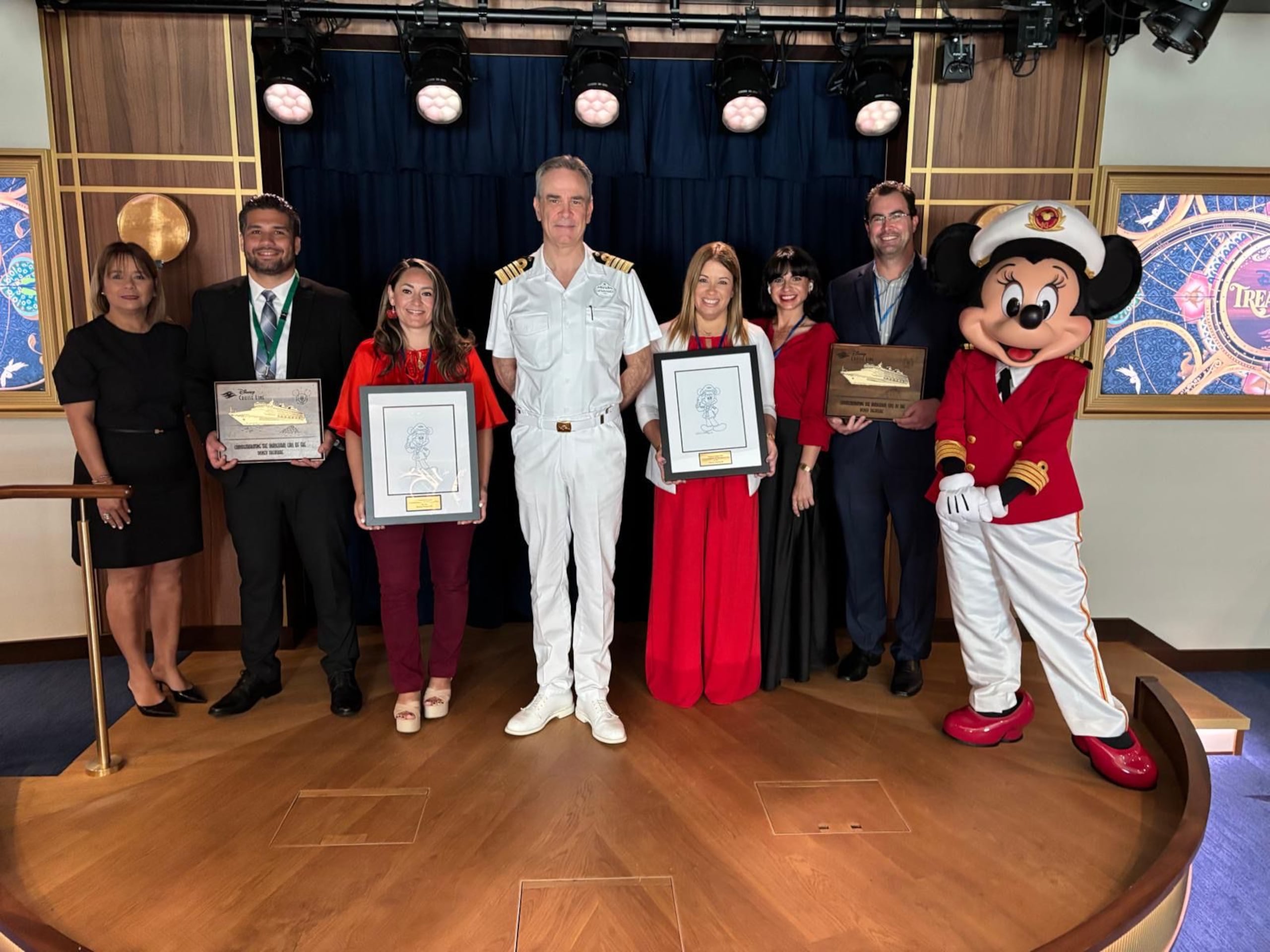 El Disney Treasure es la más grande de las naves de la compañía que visitan la Isla y tiene capacidad para un máximo de 4,000 pasajeros y 1,500 tripulantes.