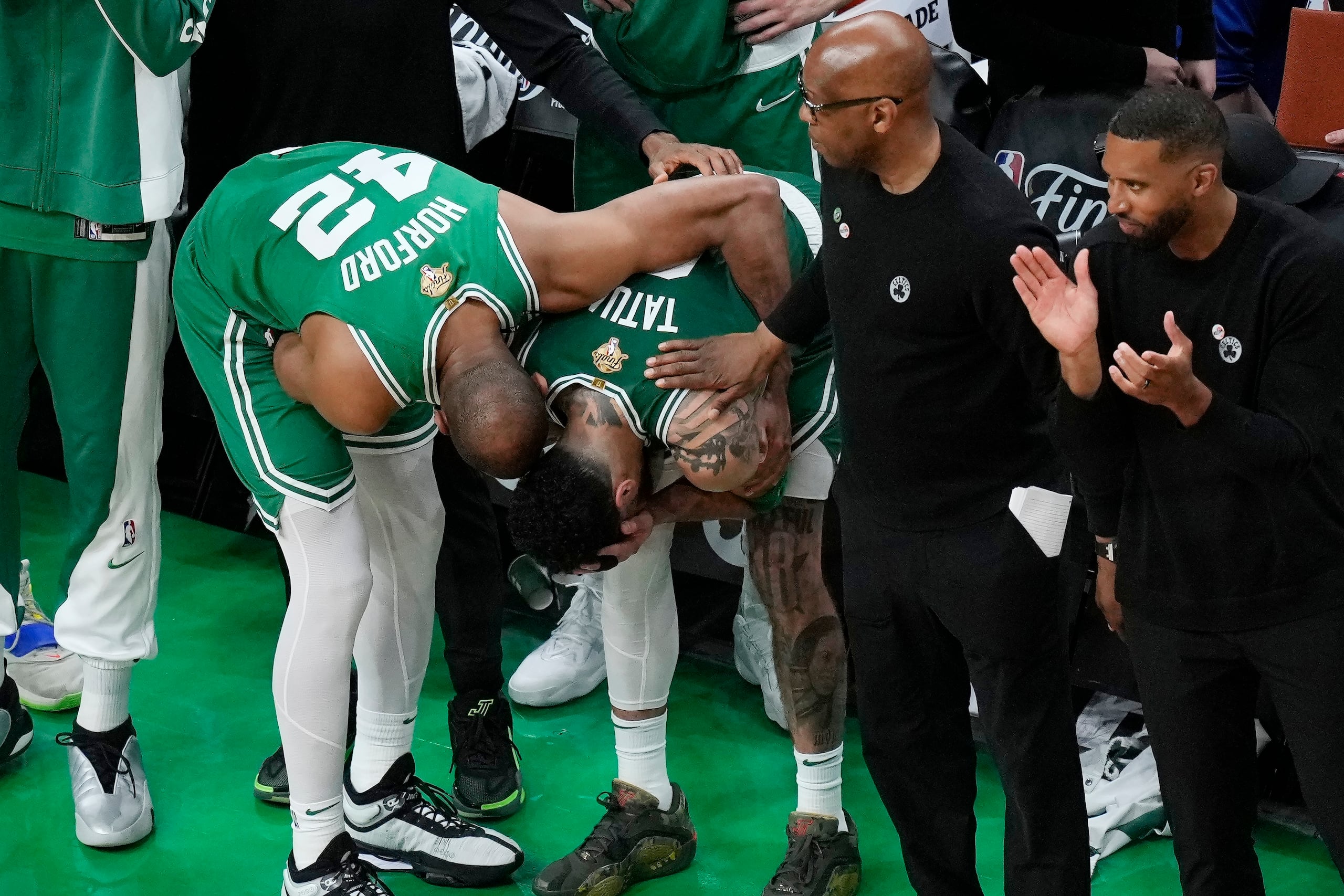 Al Horford abraza a Jayson Tatum cuando el reloj corría hacia el bocinazo final con el partido ya decidido.
