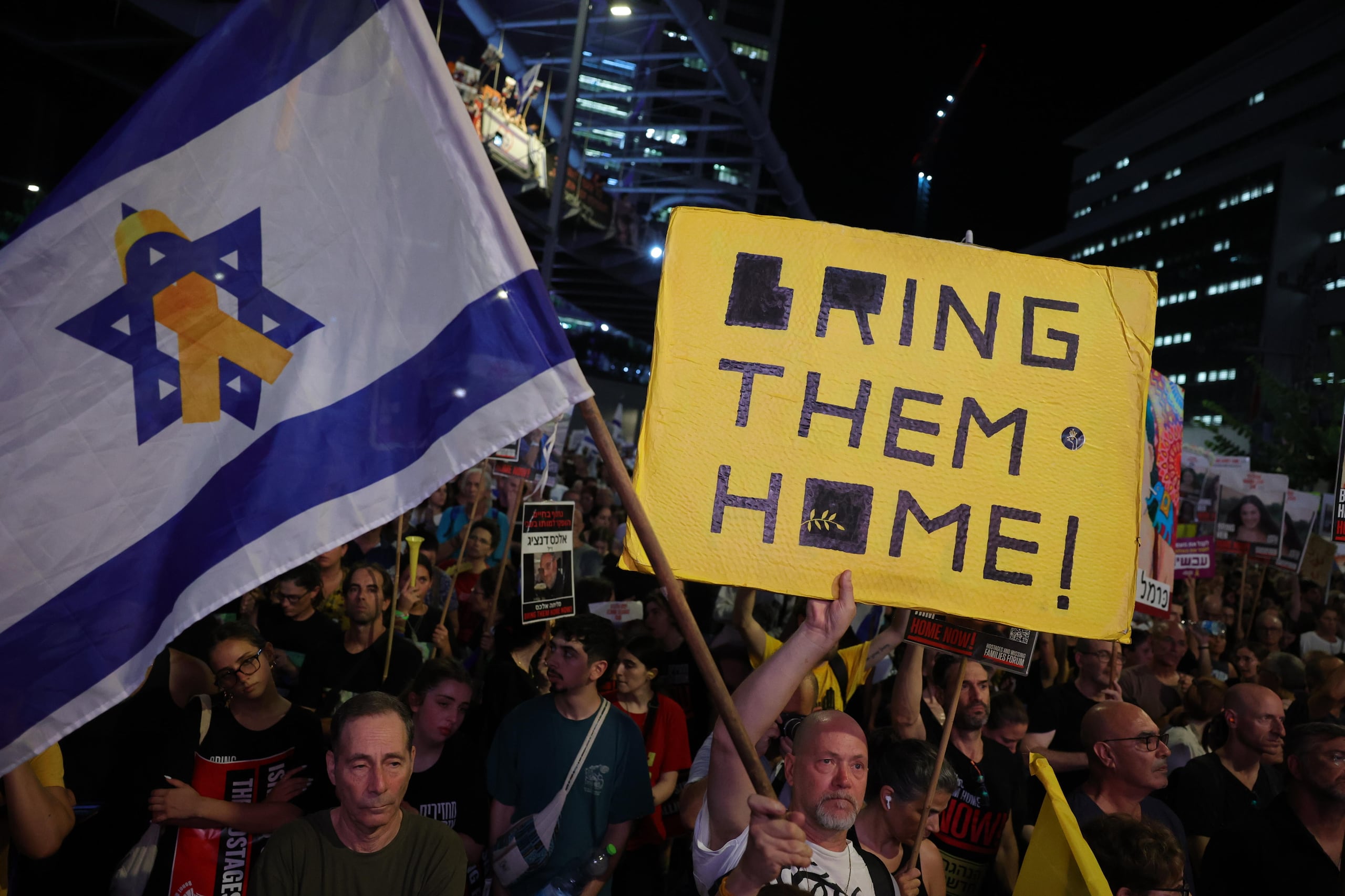 Manifestación en Tel Aviv para exigir la liberación de los rehenes y una tregua con Hamás. (EFE/EPA/ABIR SULTAN)