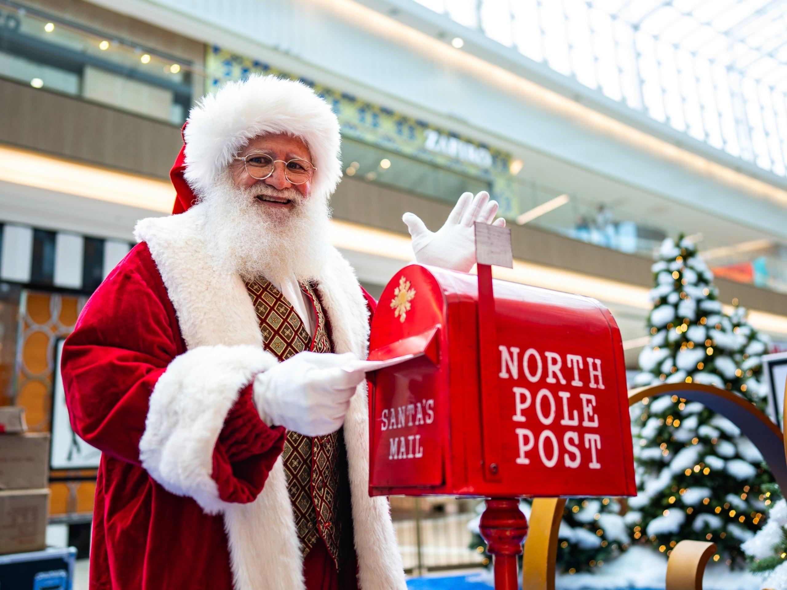 La magia de Santa Claus, en combinación con la tradición puertorriqueña de los Reyes Magos, es la forma genuina del centro comercial de conectar con sus clientes y celebrar nuestras tradiciones culturales.