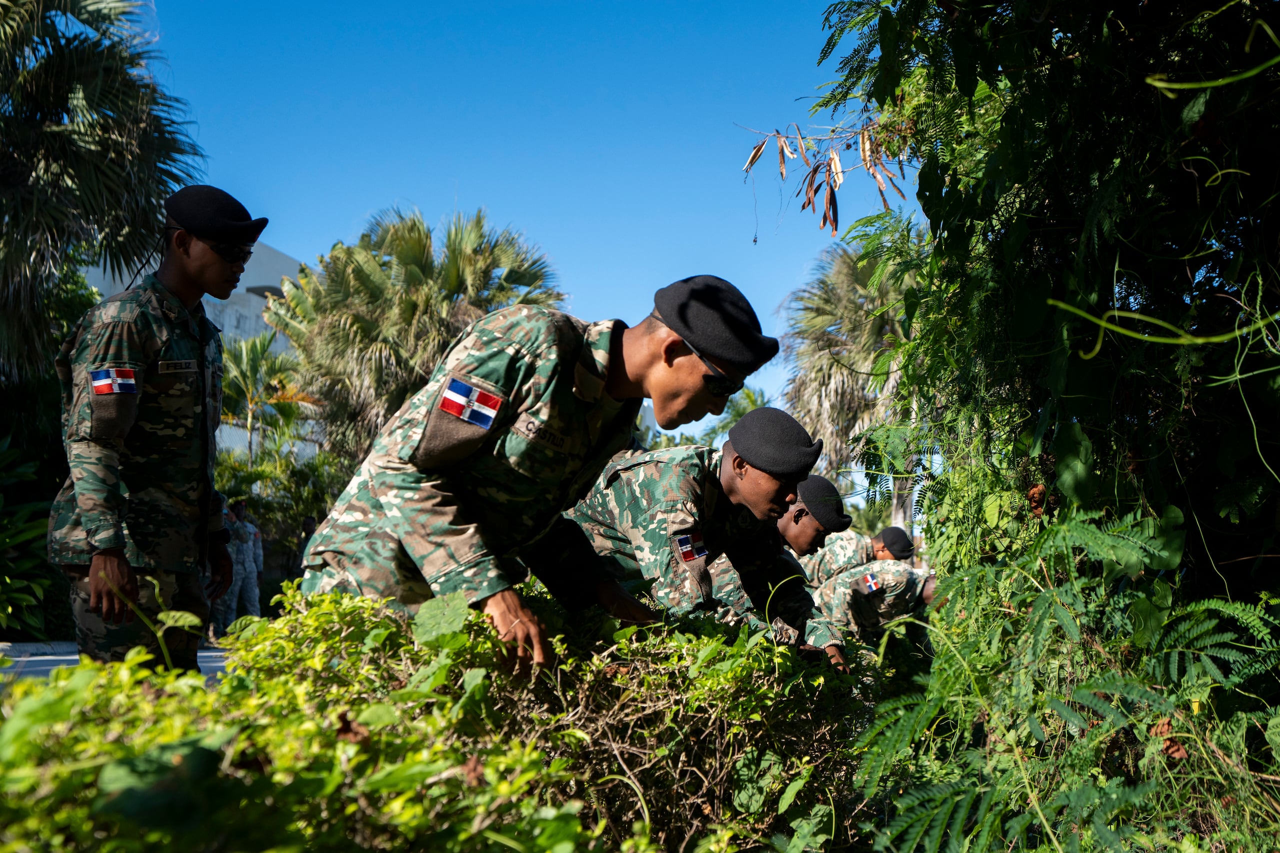 Personal militar busca a Sudiksha Konanki, una estudiante universitaria de origen indio que desapareció en una playa de Punta Cana, República Dominicana, el lunes 10 de marzo de 2025. (Foto AP/Francesco Spotorno)