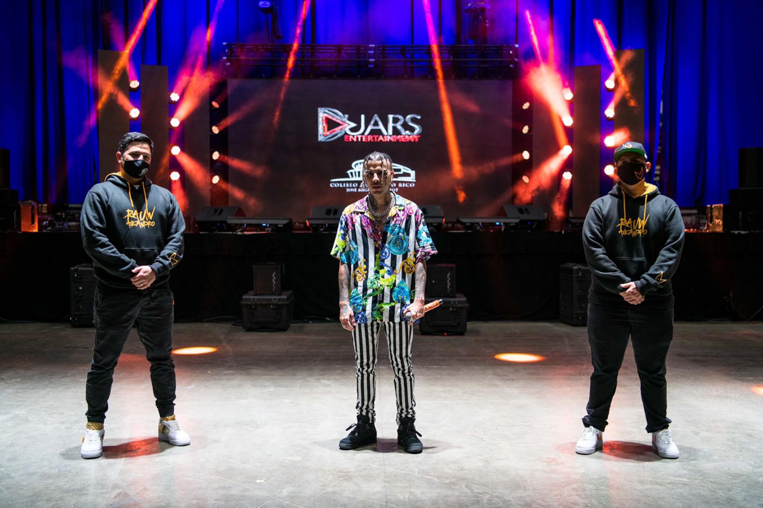 De izquierda a derecha, Eduardo Cajina, gerente general del Coliseo de Puerto Rico, el intérprete Rauw Alejandro y el productor Eric Duars durante el primero de una serie de conciertos durante la pandemia del Covid-19.