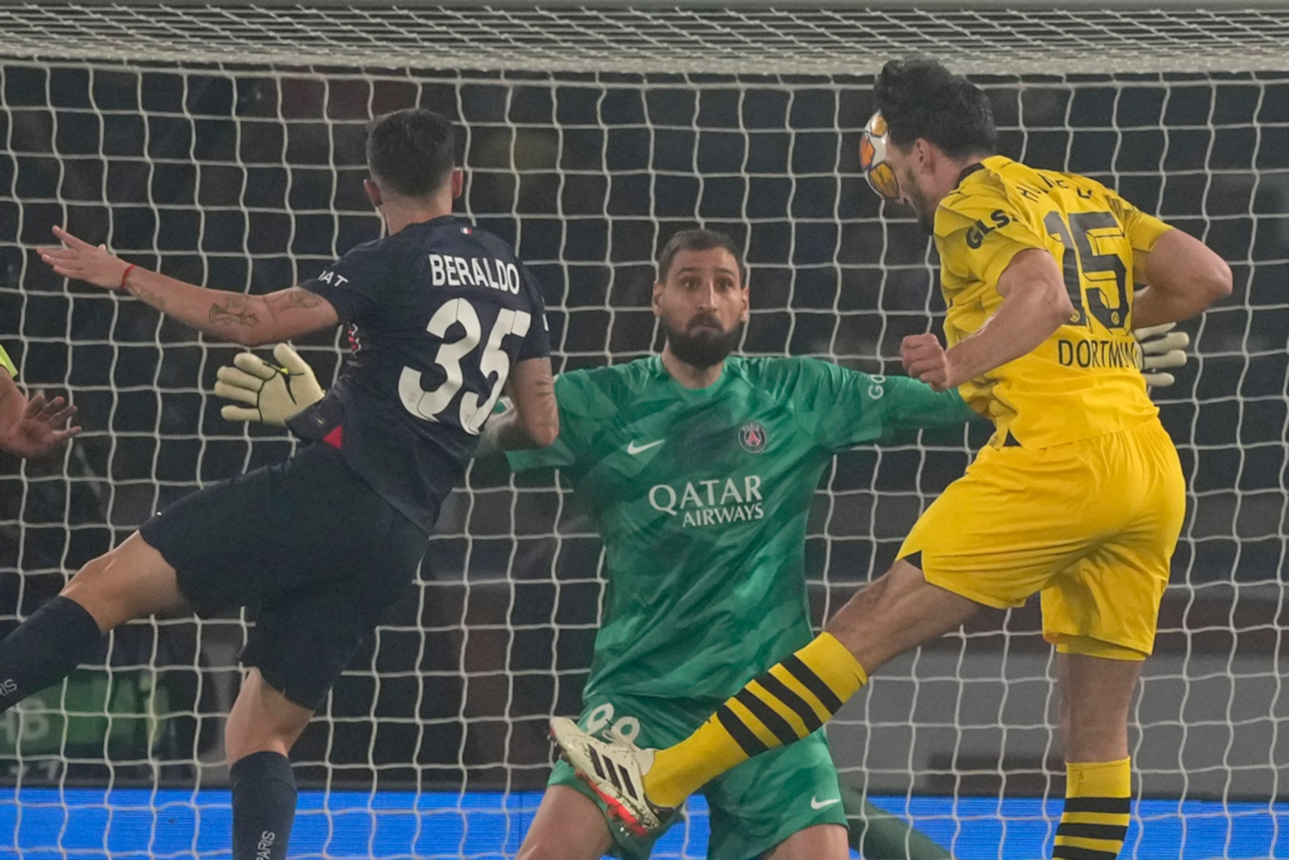 Mats Hummels anota de cabeza el gol del Borussia Dortmund para la victoria 1-0 ante el Paris Saint-Germain.