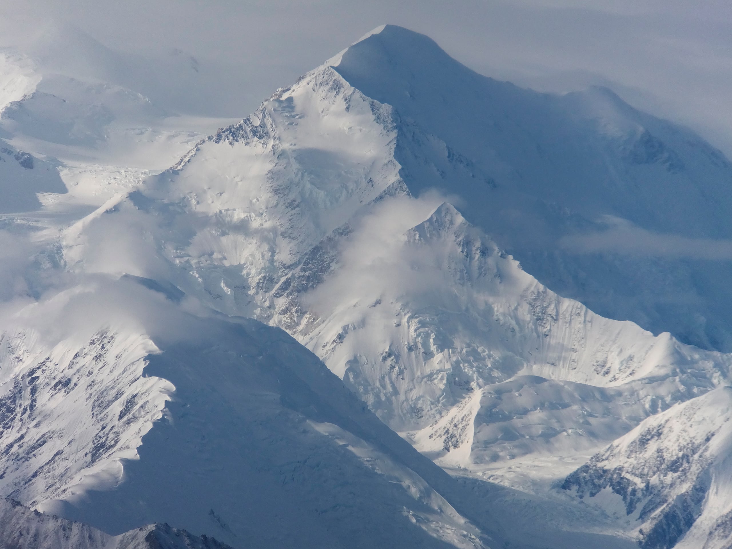Una vista de una de las caras de la cumbre más alta de América del Norte, el monte McKinley, en el Parque Nacional Denali, el 27 de agosto de 2014, en Alaska. (AP Foto/Becky Bohrer, Archivo)