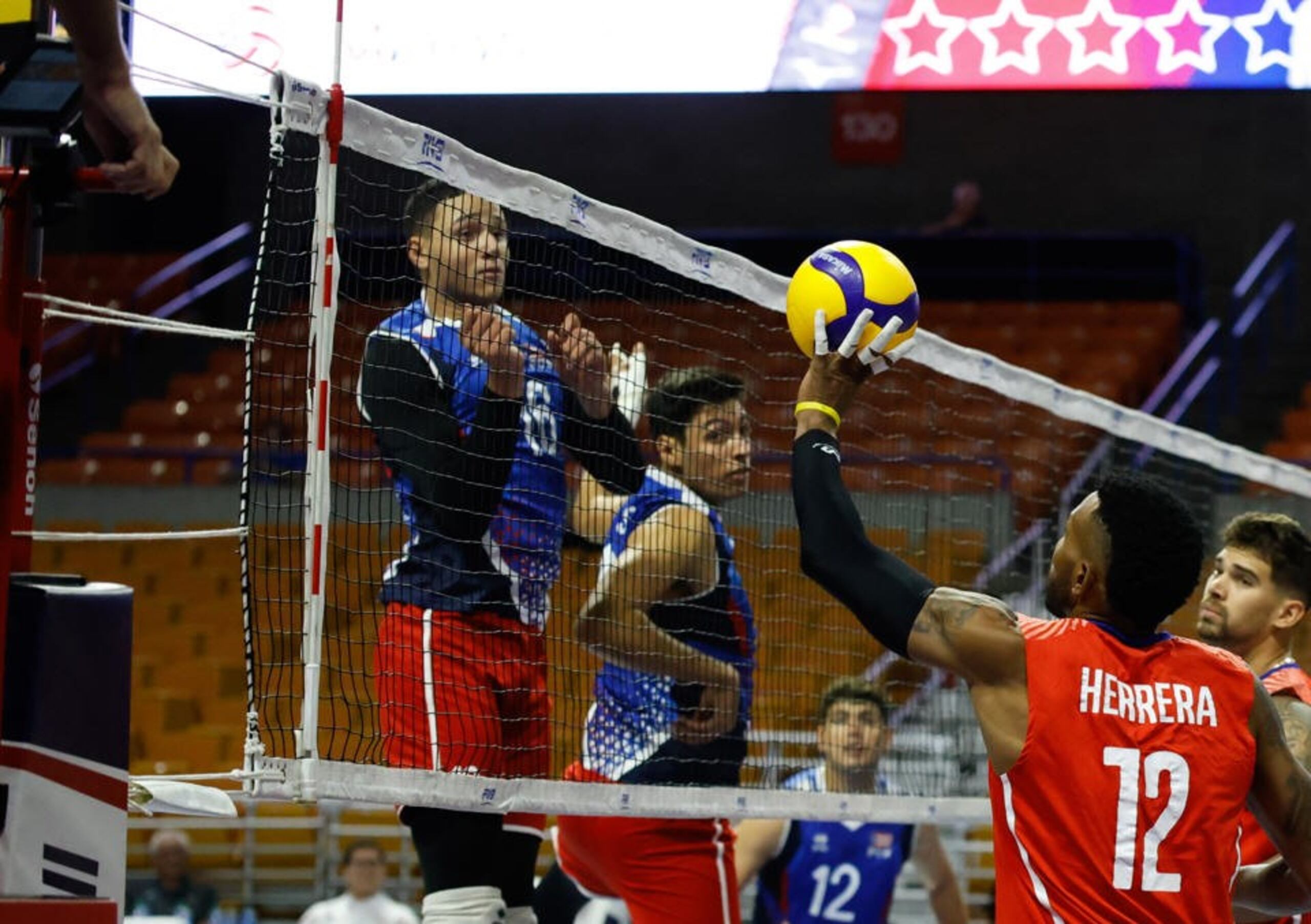 El Equipo Nacional de voleibol masculino no logró ganar un set en la semifinal.