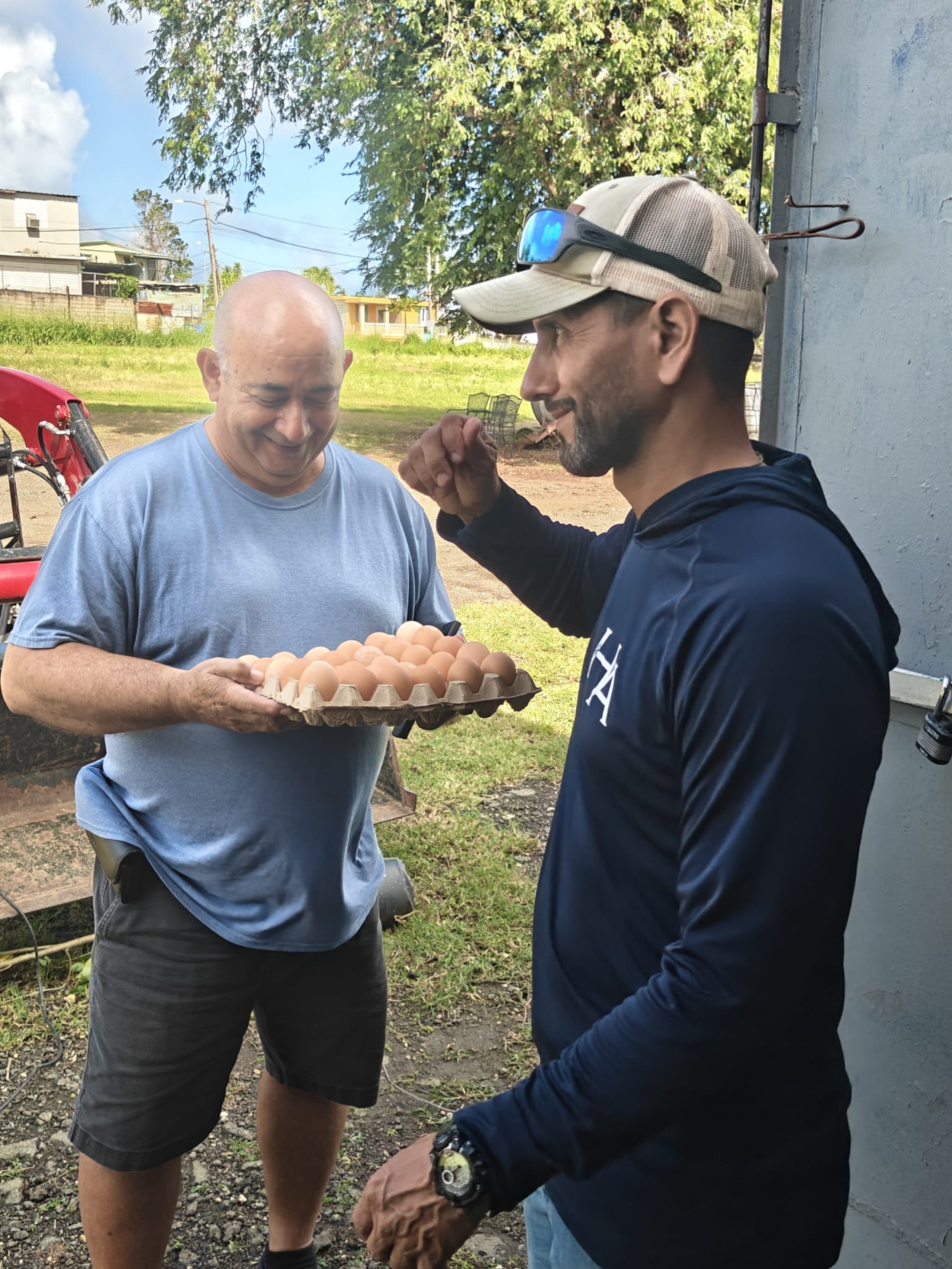 Rodolfo Rivera, de Quebradillas, prefiere los huevos de Hacienda Almácigo porque son del país y además, apoya a la industria local.
