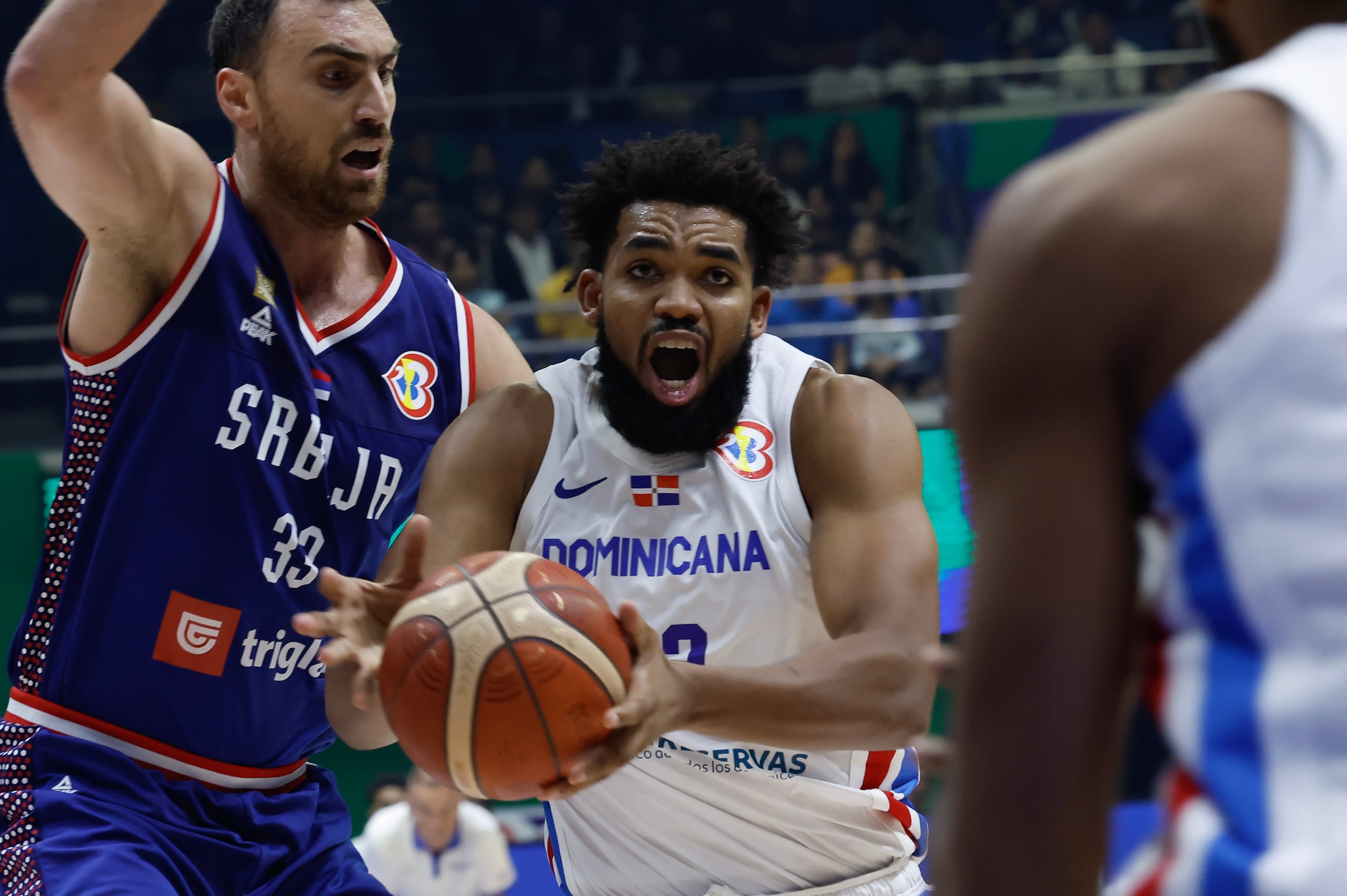 Nikola Milutinov se queda atrás ante la penetreación del dominicano Karl-Anthony Towns en el partido de esta tarde en la Copa del Mundo en Manila.