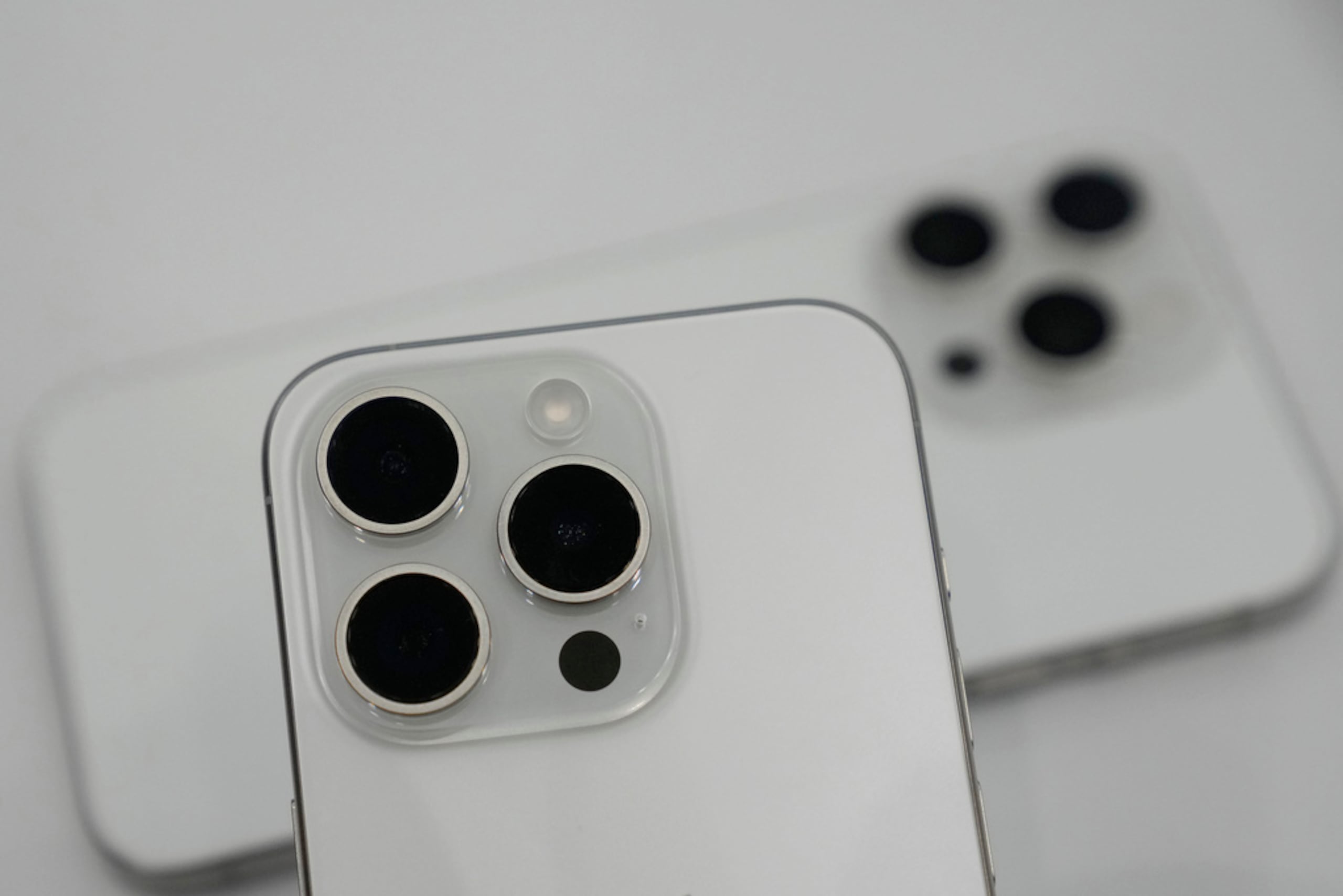 Se espera que los nuevos teléfonos de Apple mantengan el titanio como material de fabricación, aunque en los modelos Pro, al igual que el modelo del año pasado.