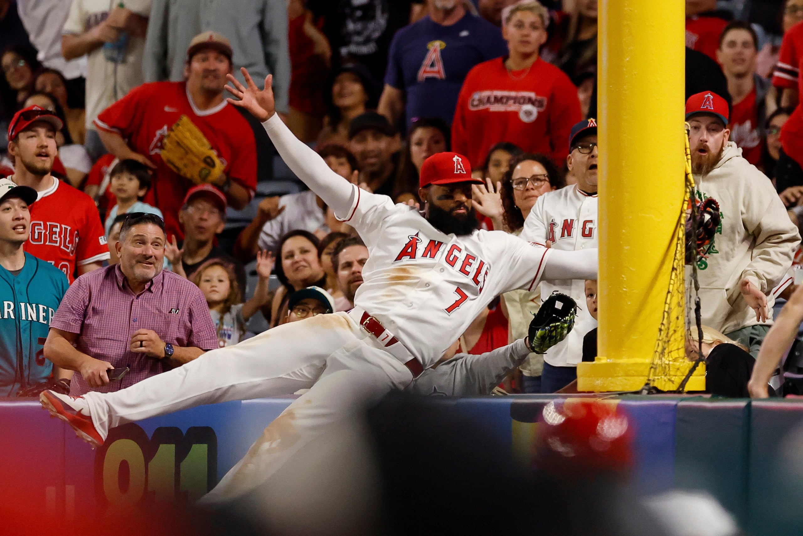 Jo Adell, de los Angels de Los Ángeles, atrapa un elevado de J.P. Crawford, de los Mariners de Seattle, el sábado 4 de abril de 2026 (AP Foto/Caroline Brehman)