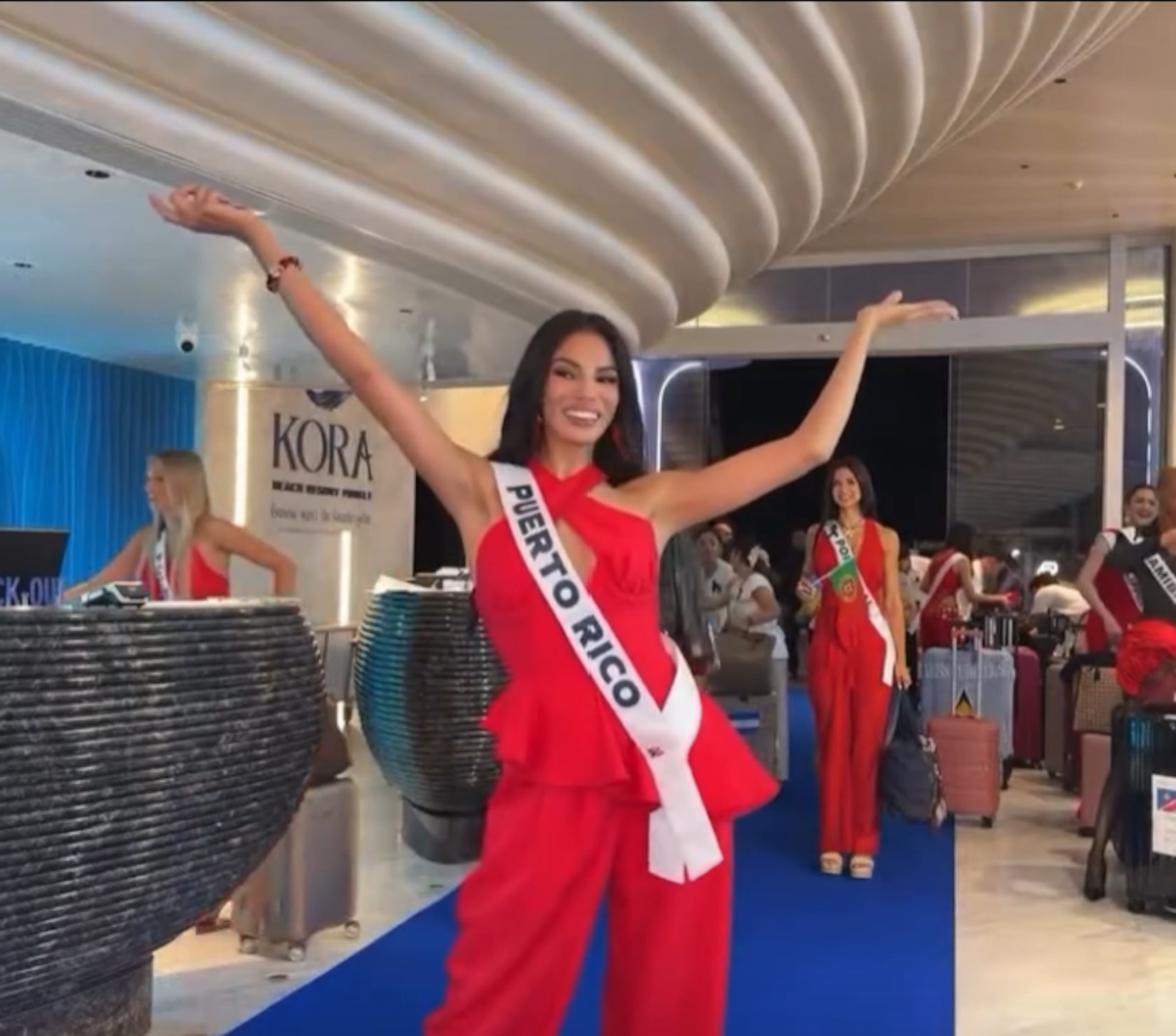 Zashely Alicea se lució frente a los missiólogos al llegar al Kora Beach Resort en Phuket.