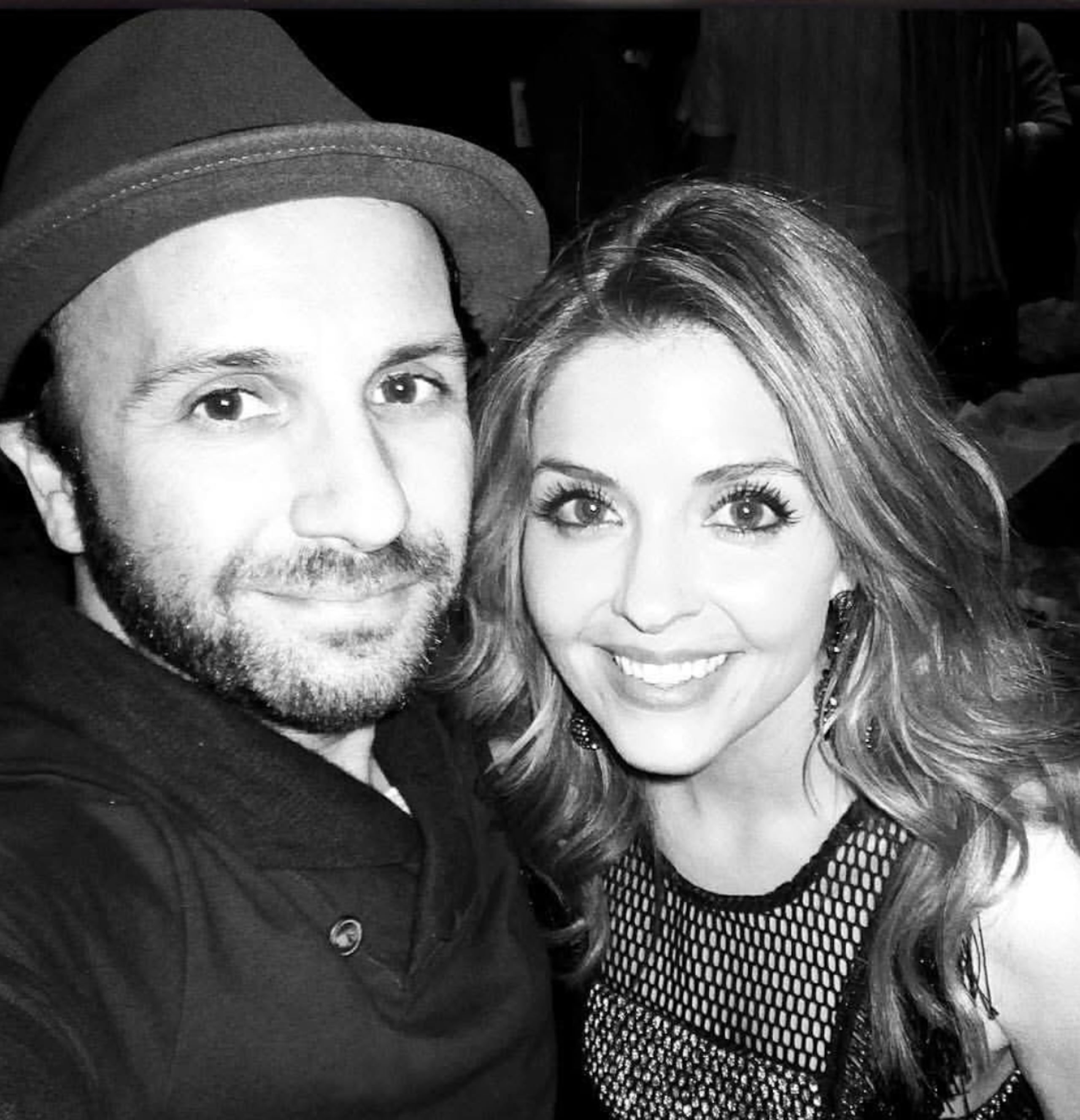 Brad Everett Young junto a Jen Lilley.
