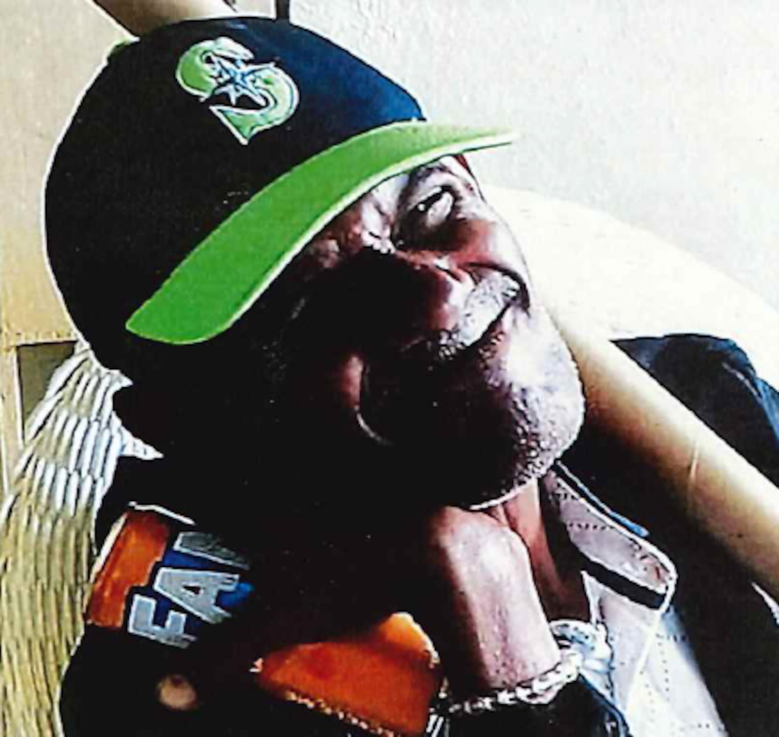 Gómez Andino fue descrito como de tez negra, 5 pies, 8 pulgadas, 120 libras, calvo y ojos marrón.