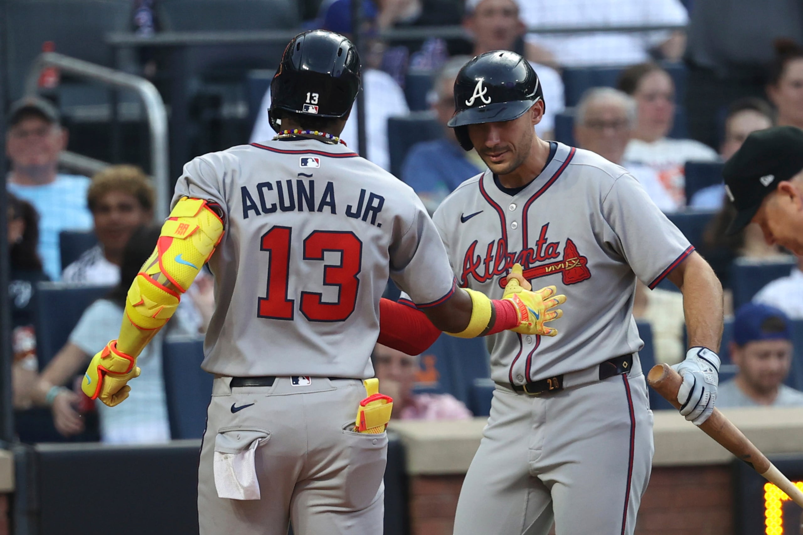 Ronald Acuña Jr., izquierda, de los Bravos de Atlanta, y Matt Olson, derecha, reaccionan después del cuadrangular de Acuña Jr. durante la tercera entrada del juego de béisbol de Grandes Ligas contra los Mets de Nueva York, el lunes 23 de junio de 2025, en Nueva York. (AP Foto/Pamela Smith)