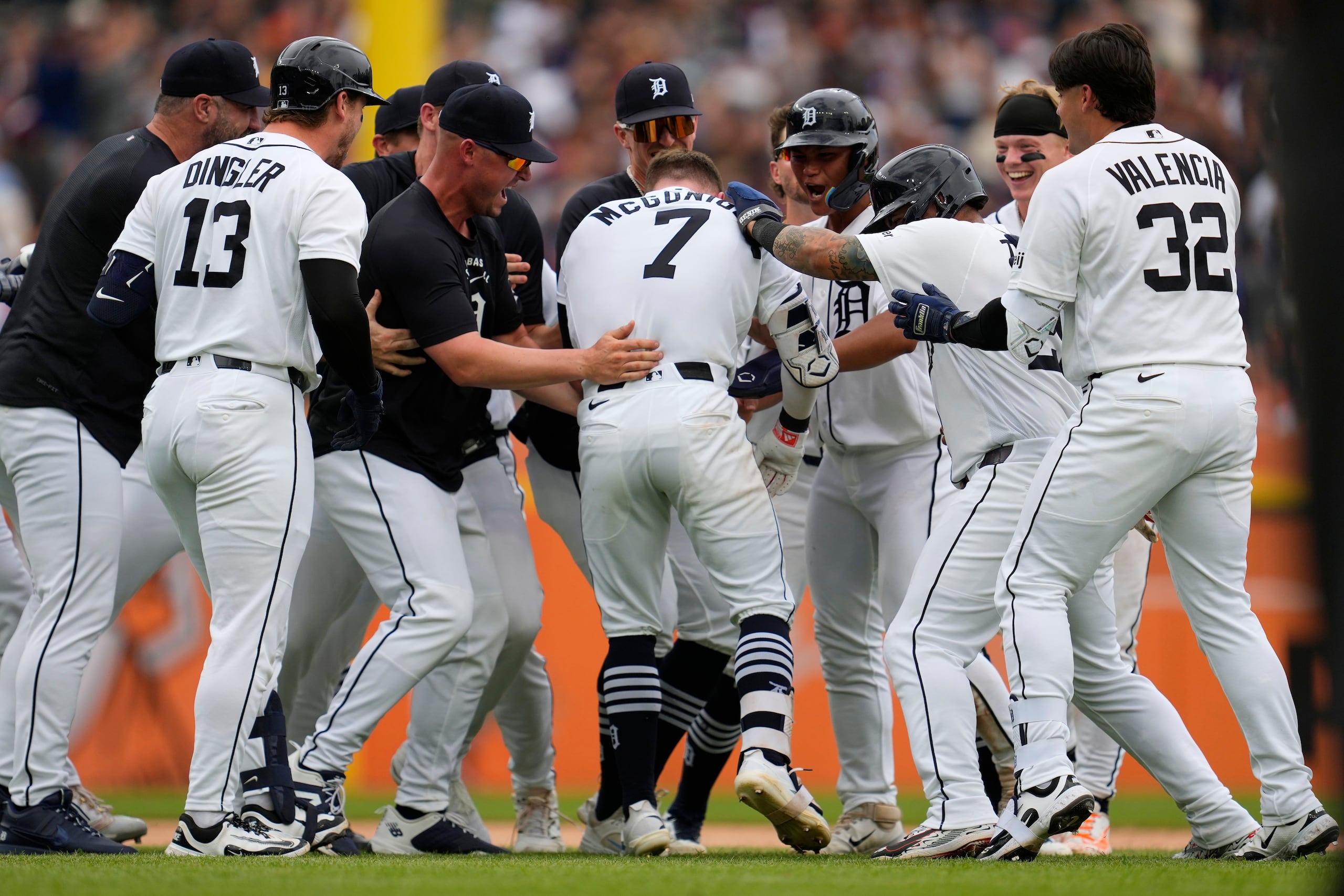 Kevin McGonigle (7) celebra luego de conectar el hit que llevó a Detroit a dejar sobre el terreno a los Dodgers.