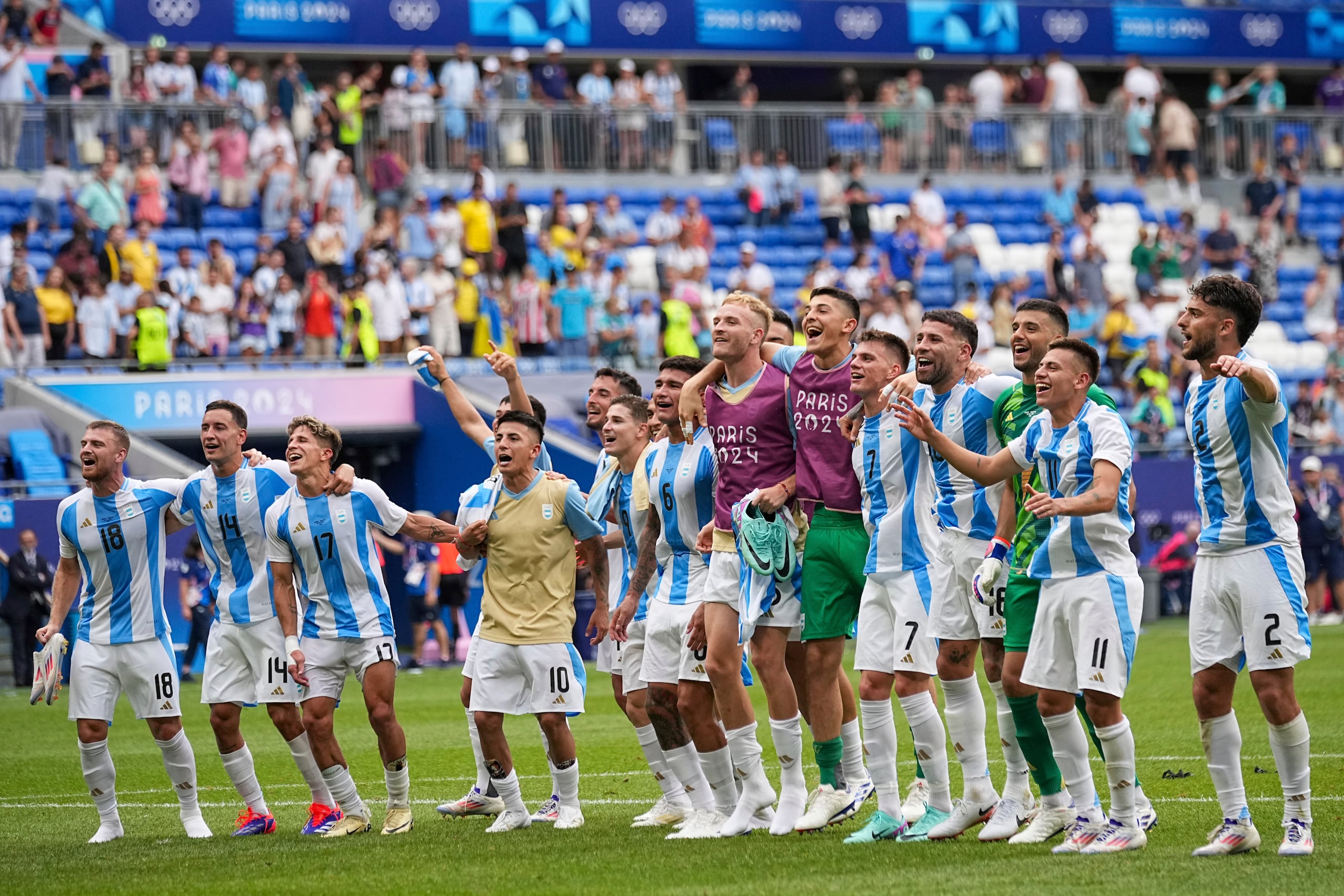 Futbolistas de Argentina celebran el pase a los cuartos de final tras vencer a Ucrania 2-0 por el Grupo B en los Juegos Olímpicos en el estadio de Lyon el martes 30 de julio de 2024, en Decines, Francia.