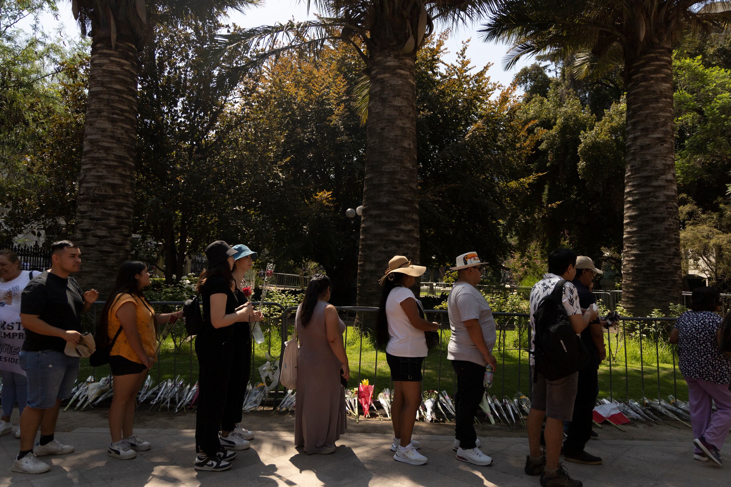 Hasta la antigua sede del Congreso Nacional, en Santiago, donde se realiza el velatorio desde el miércoles, se acercaron representantes de todo el espectro político y ciudadano.