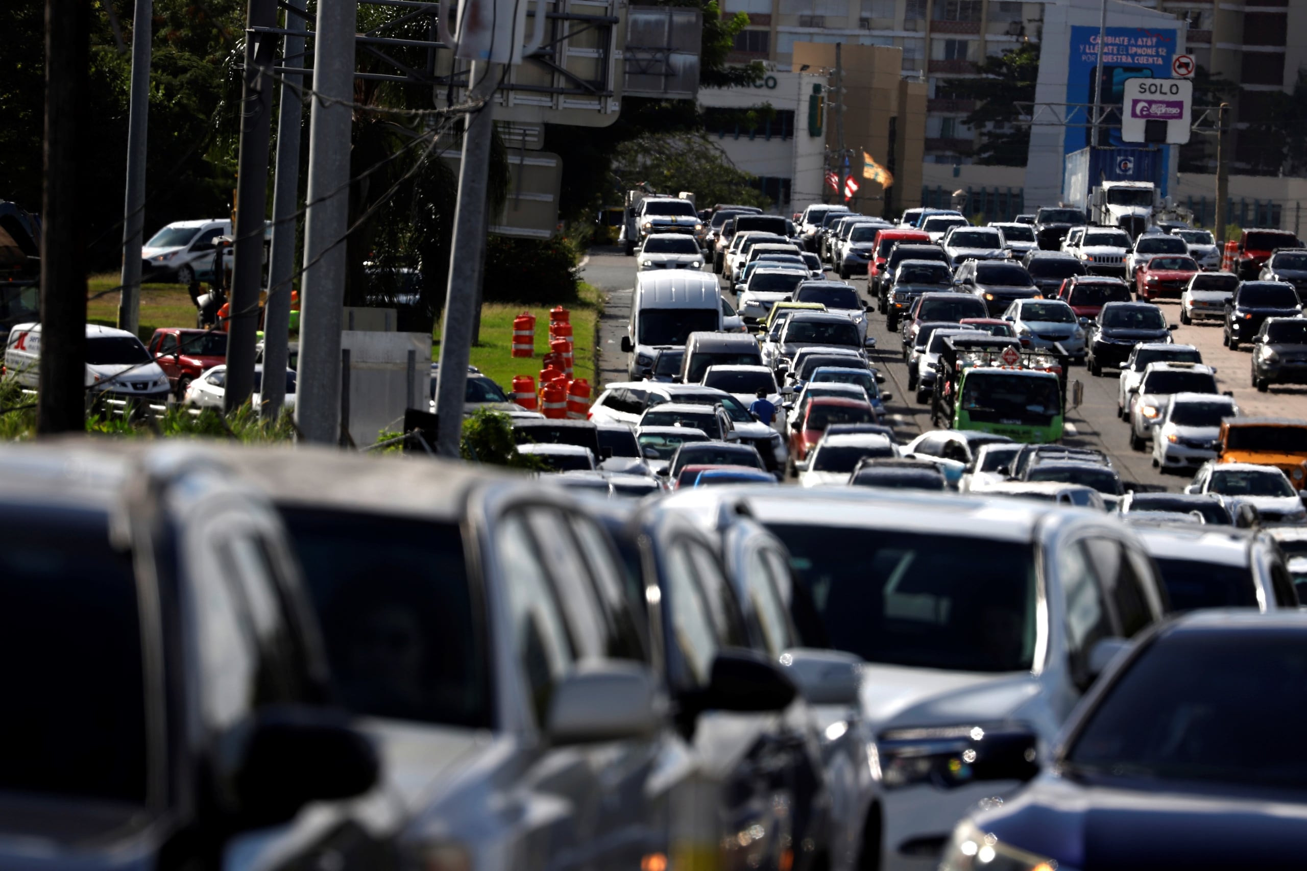Fotografía de archivo de autos circulando por San Juan (Puerto Rico). EFE/Thais Llorca