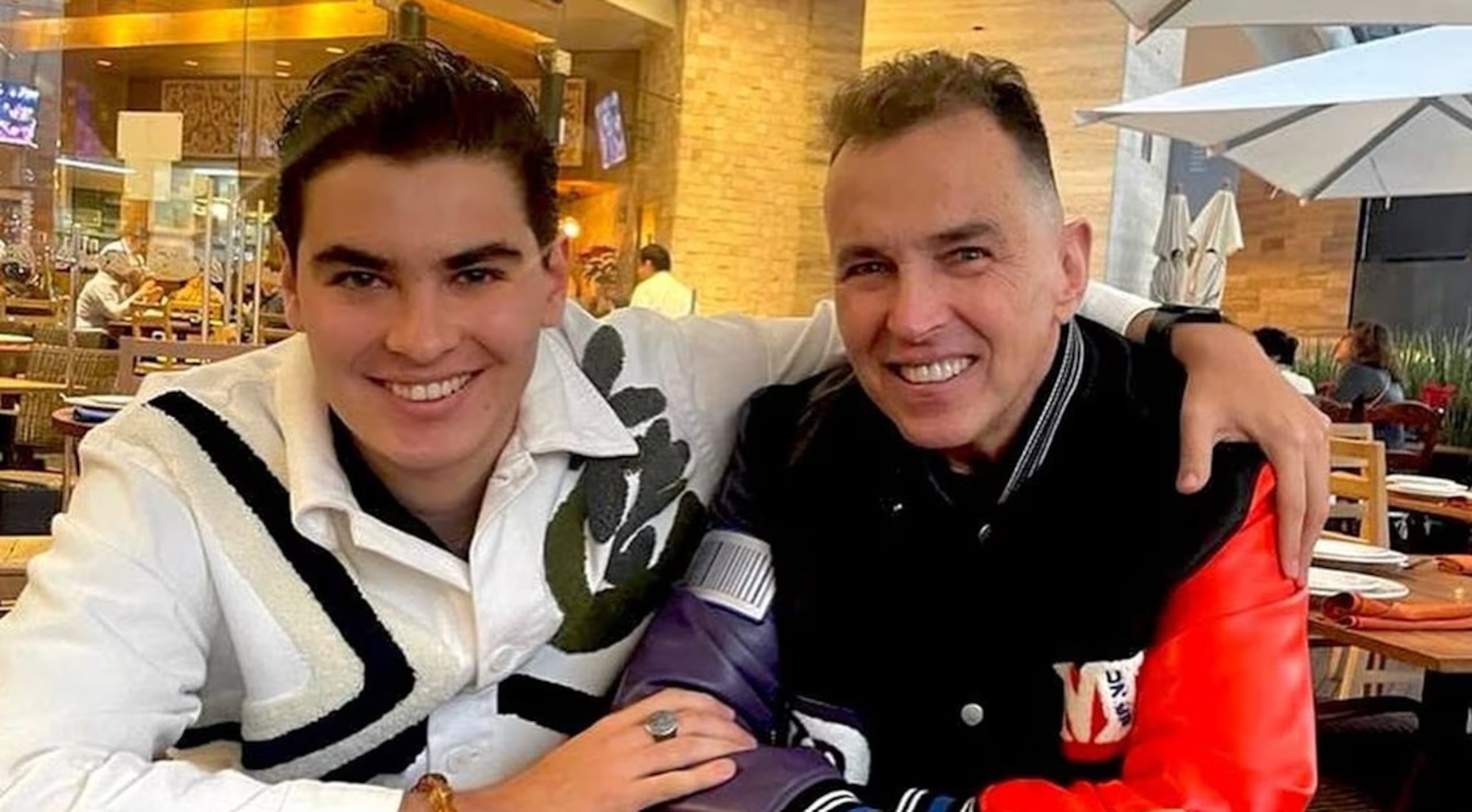 Rafael del Villar junto a su hijo.