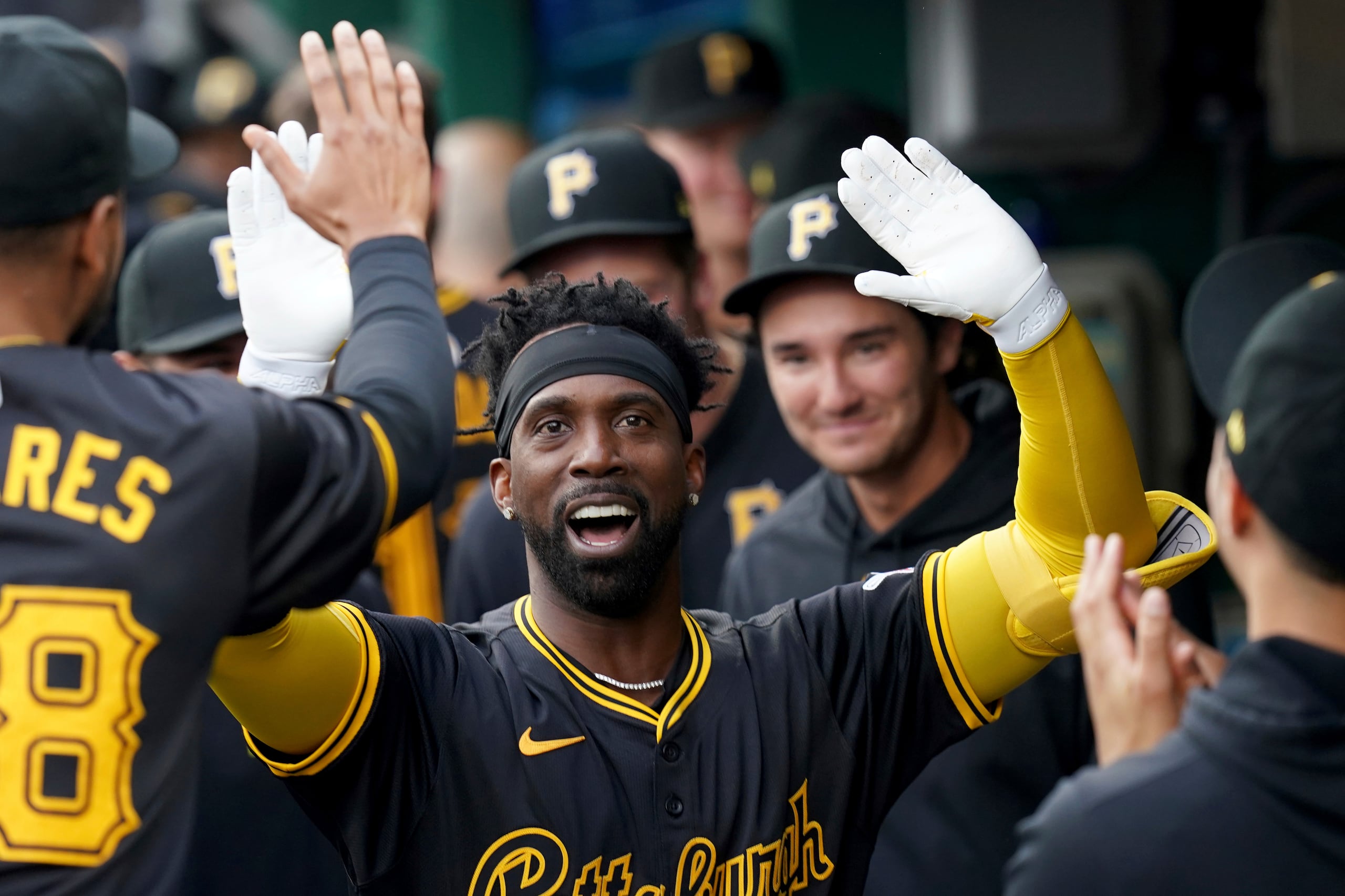 Andrew McCutchen, de los Pirates de Pittsburgh, celebra en el banquillo luego de impactar un cuadrangular ante los Cerveceros de Milwaukee durante la primera entrada del juego de béisbol, el martes 23 de abril de 2024, en Pittsburgh. (AP Foto/Matt Freed)