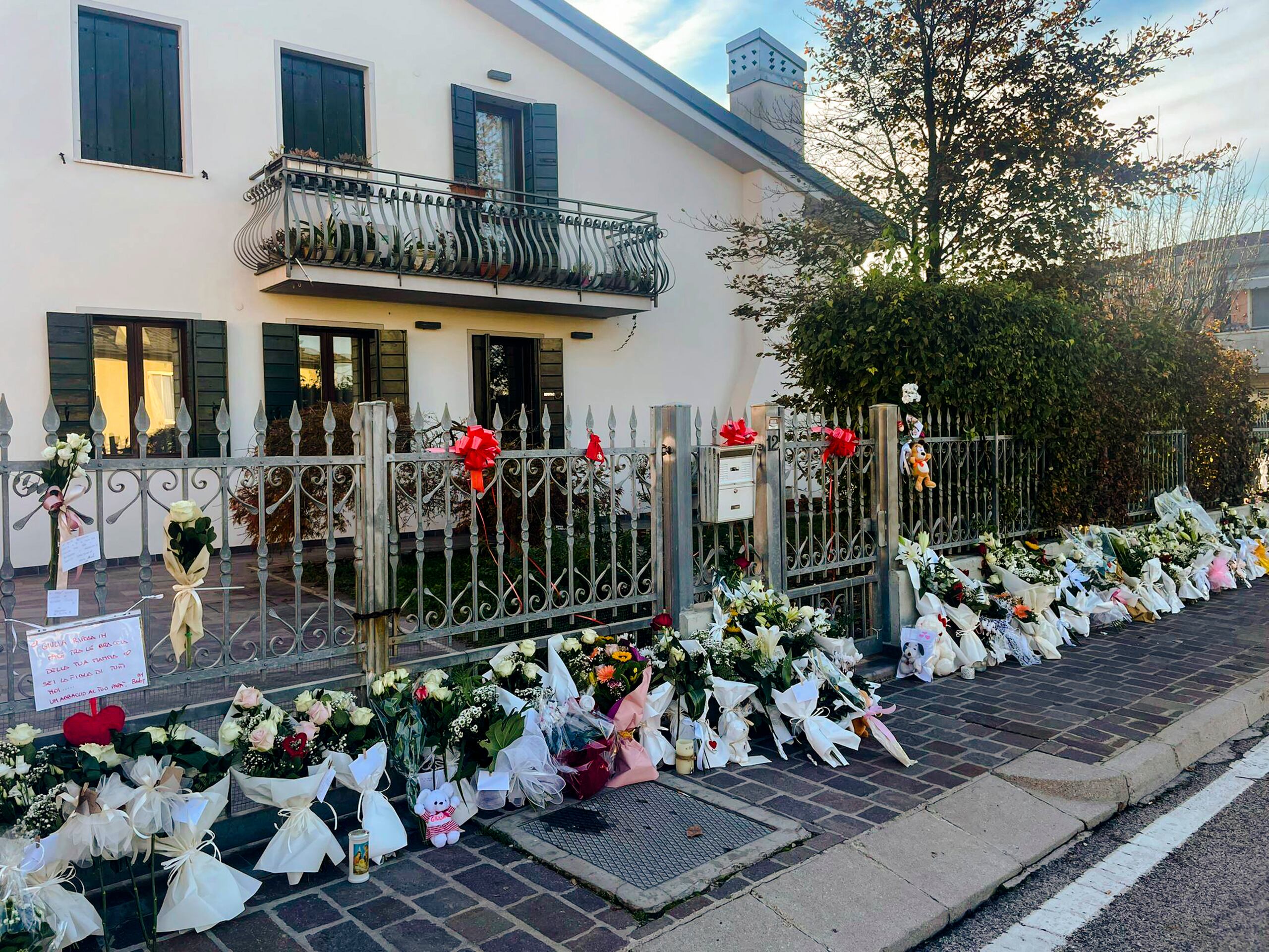 El asesinato de Giulia, cuyo domicilio se ha convertido en las últimas horas en un “altar” de peluches, flores, velas, cartas y dibujos dedicados, ha causado una profunda conmoción social, pero también entre la clase político.