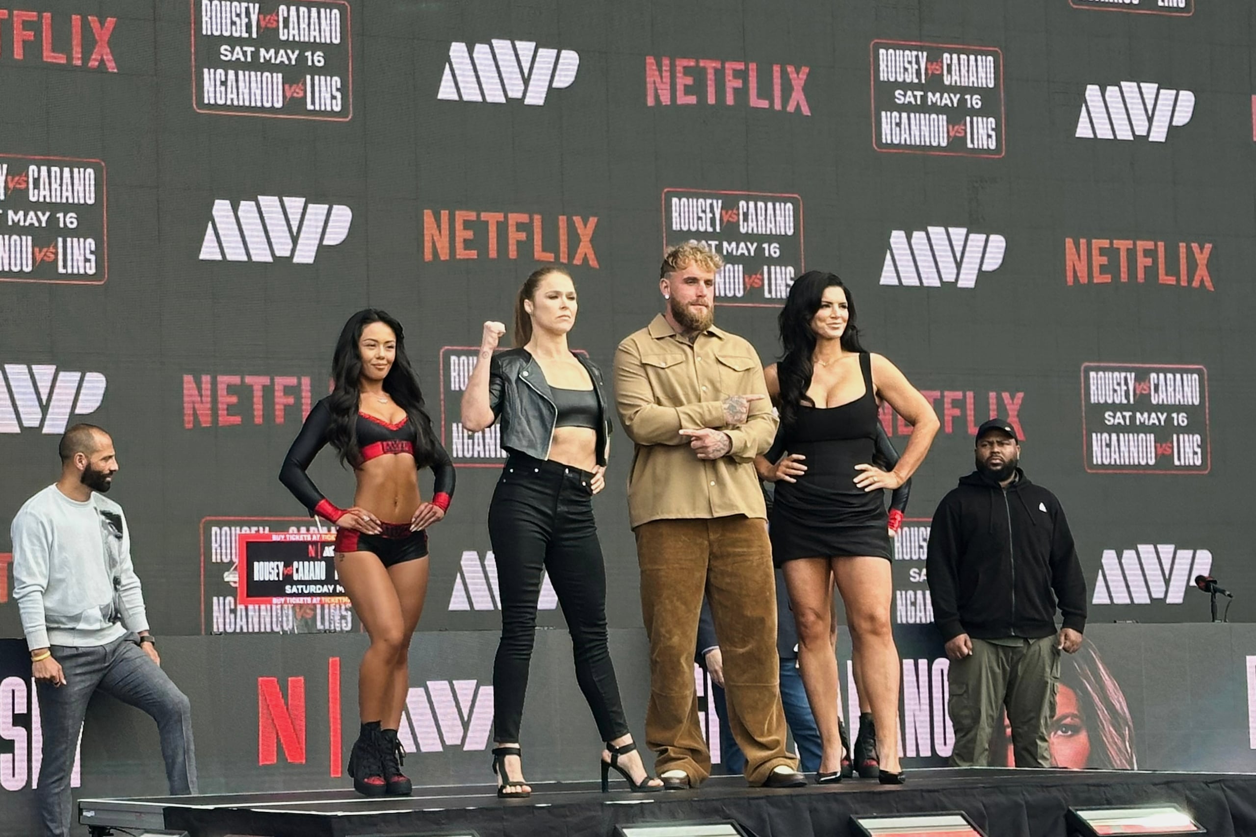 Ronda Rousey y Gina Carano posan con el promotor Jake Paul durante una conferencia en Inglewood, California.