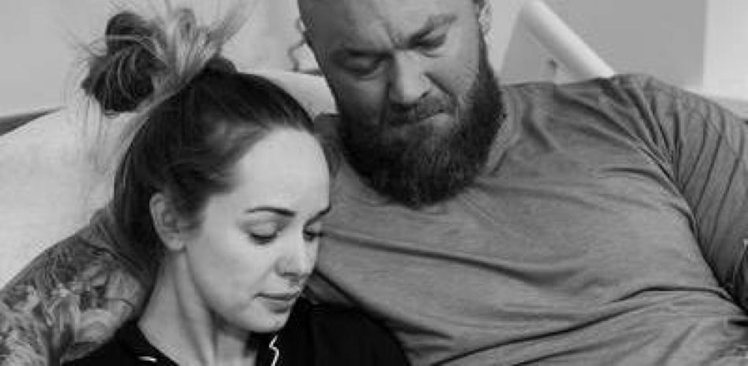 Hafþór Júlíus Björnsson y su esposa.