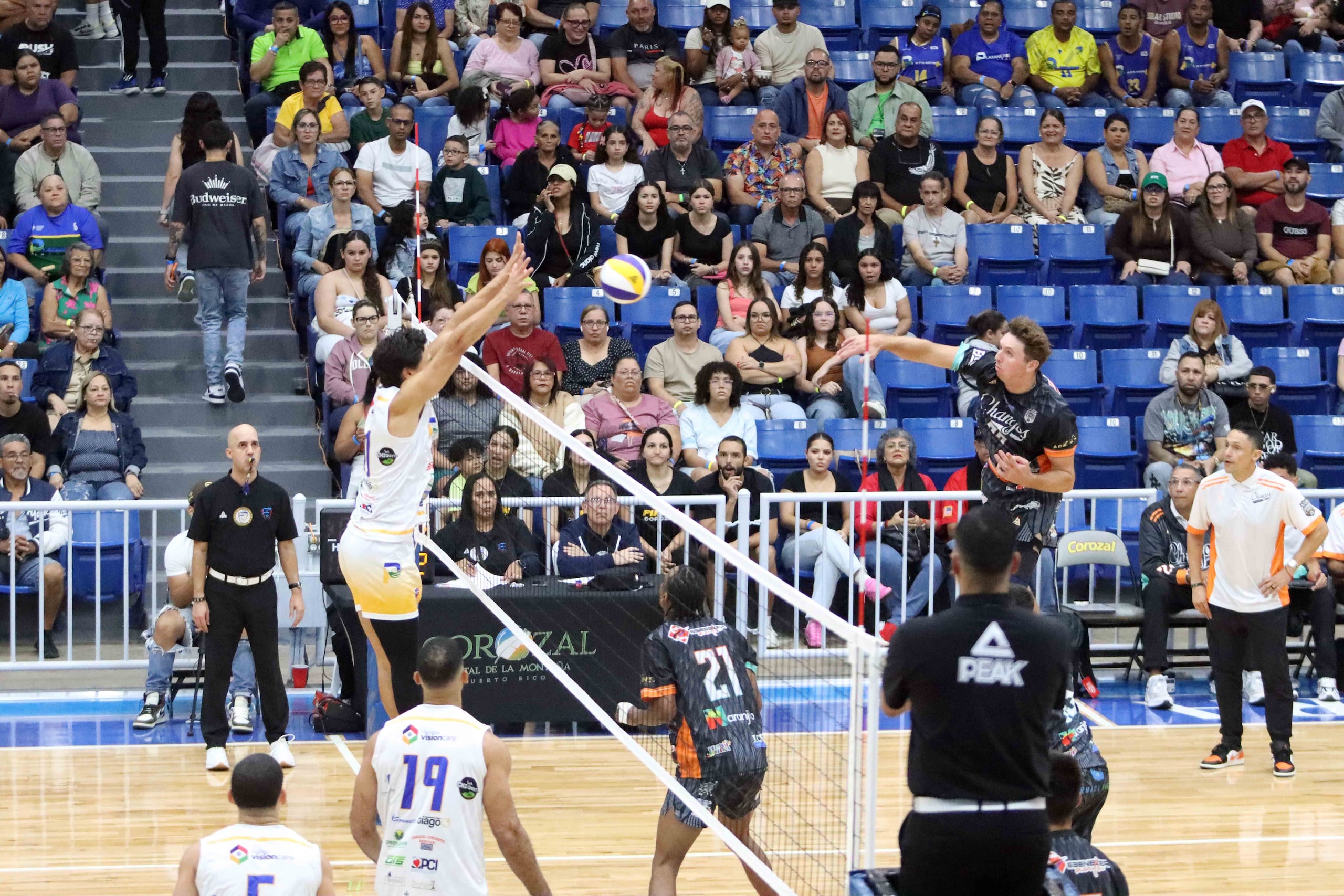 Clarke Godbold de Naranjito recibe un bloqueo de parte de la defensa de los Plataneros.